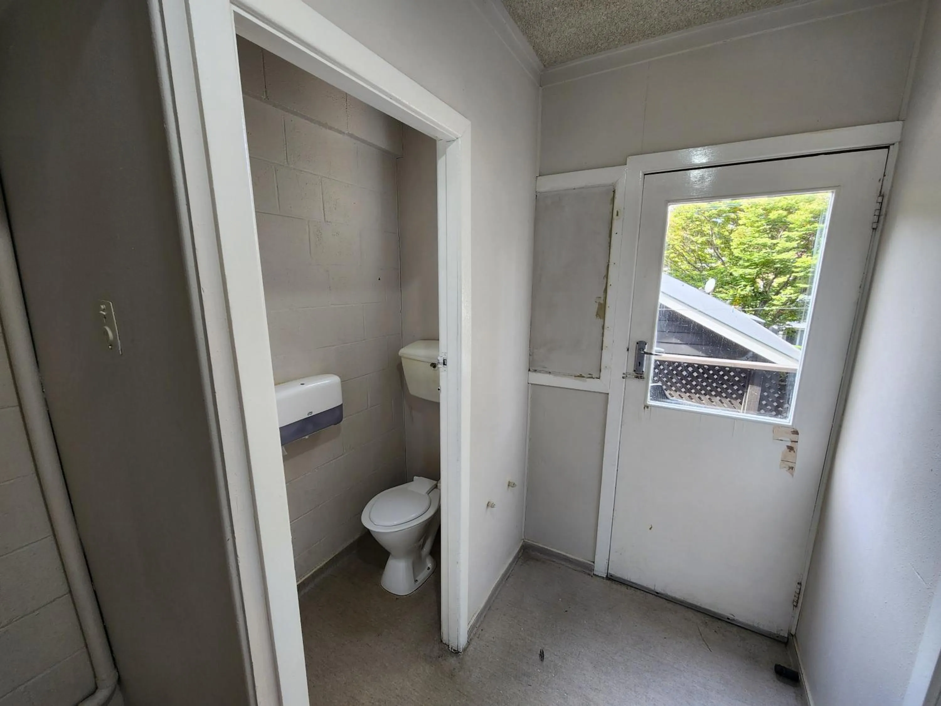 Toilet in Pinewood Queenstown