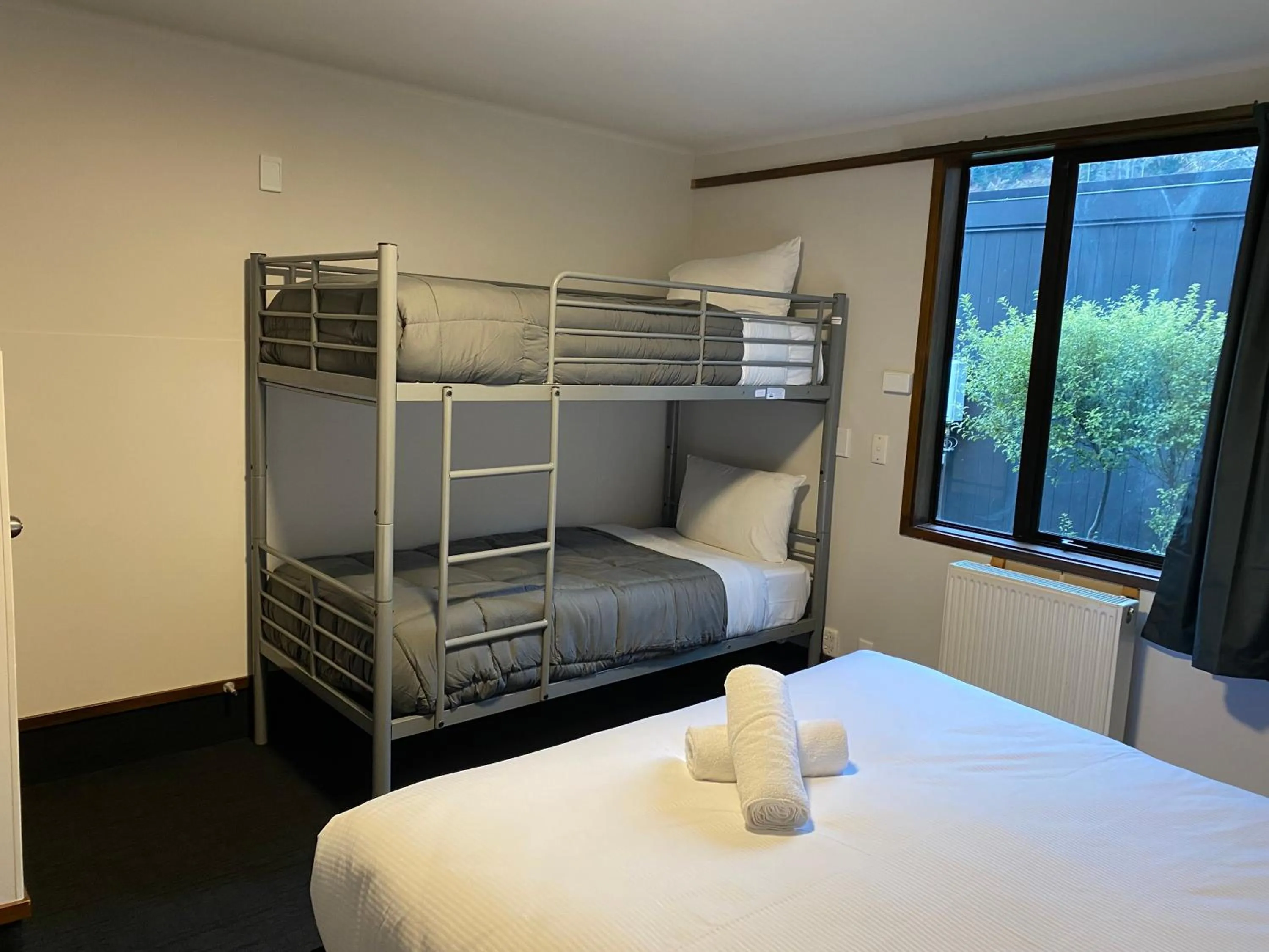 Photo of the whole room, Bed in Pinewood Queenstown