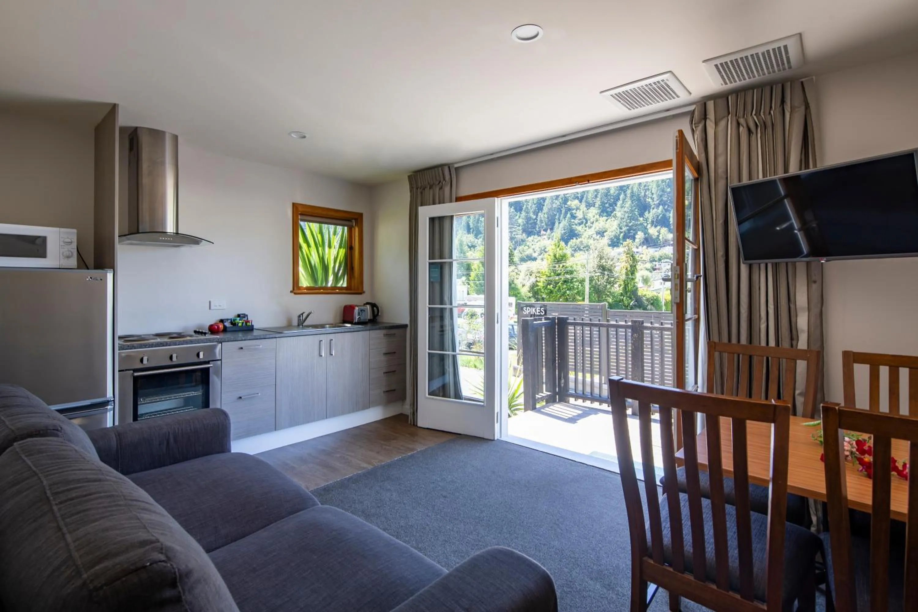 Kitchen or kitchenette in Pinewood Queenstown
