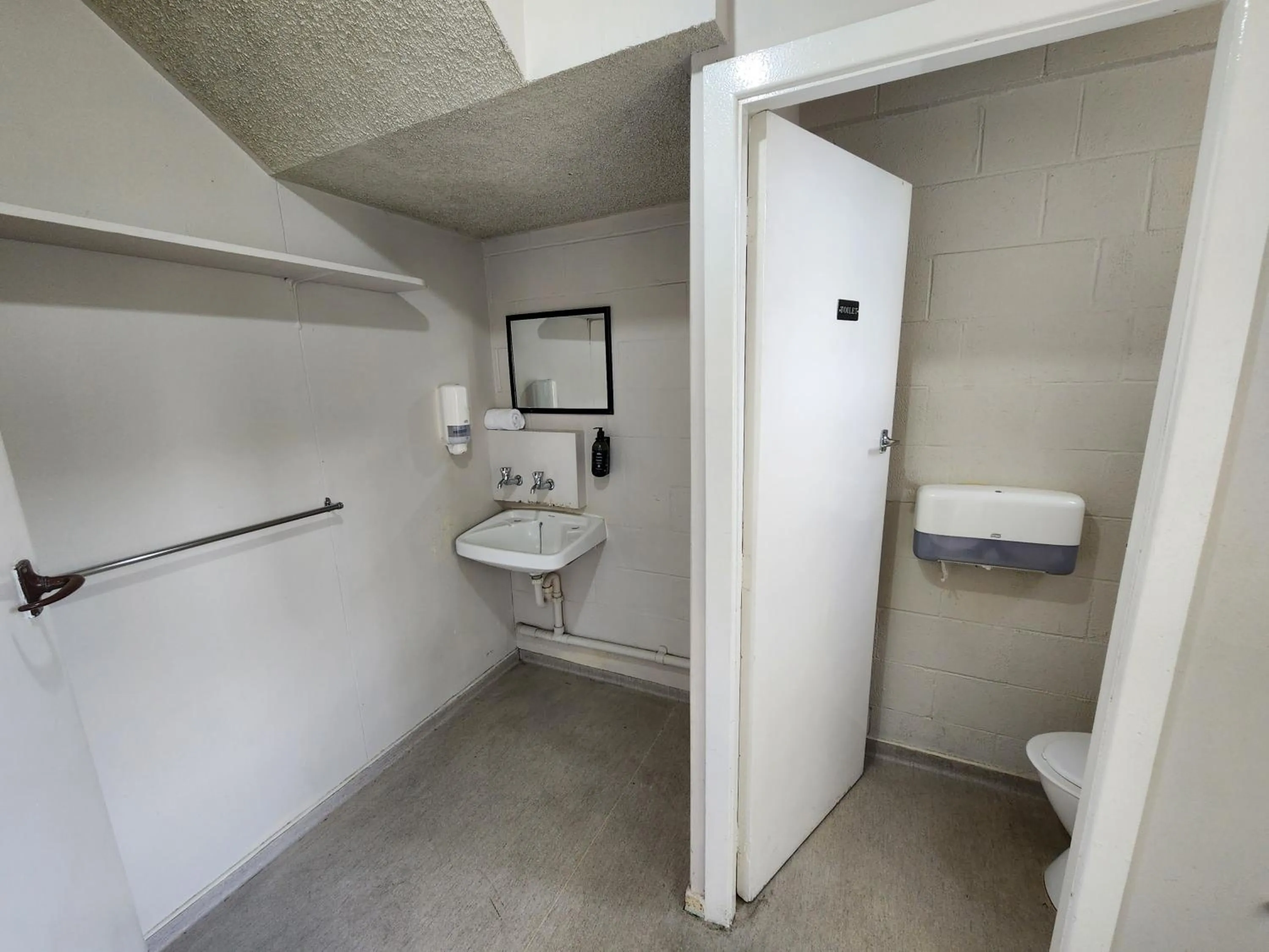 Toilet in Pinewood Queenstown