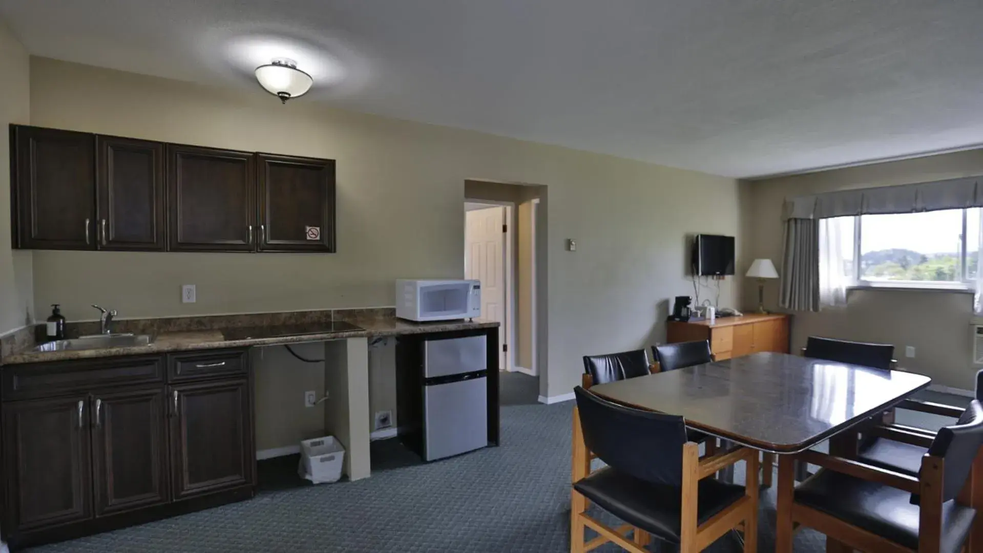 Two-Bedroom Suite in Diplomat Motel Two-Bedroom Suite in Diplomat Motel