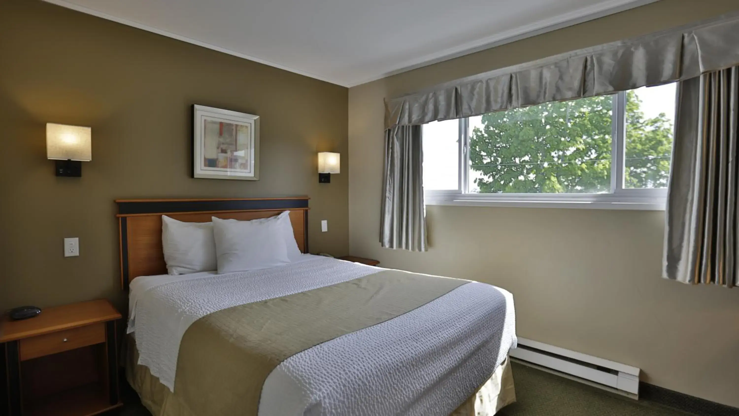 Queen Room with Two Queen Beds in Diplomat Motel Queen Room with Two Queen Beds in Diplomat Motel