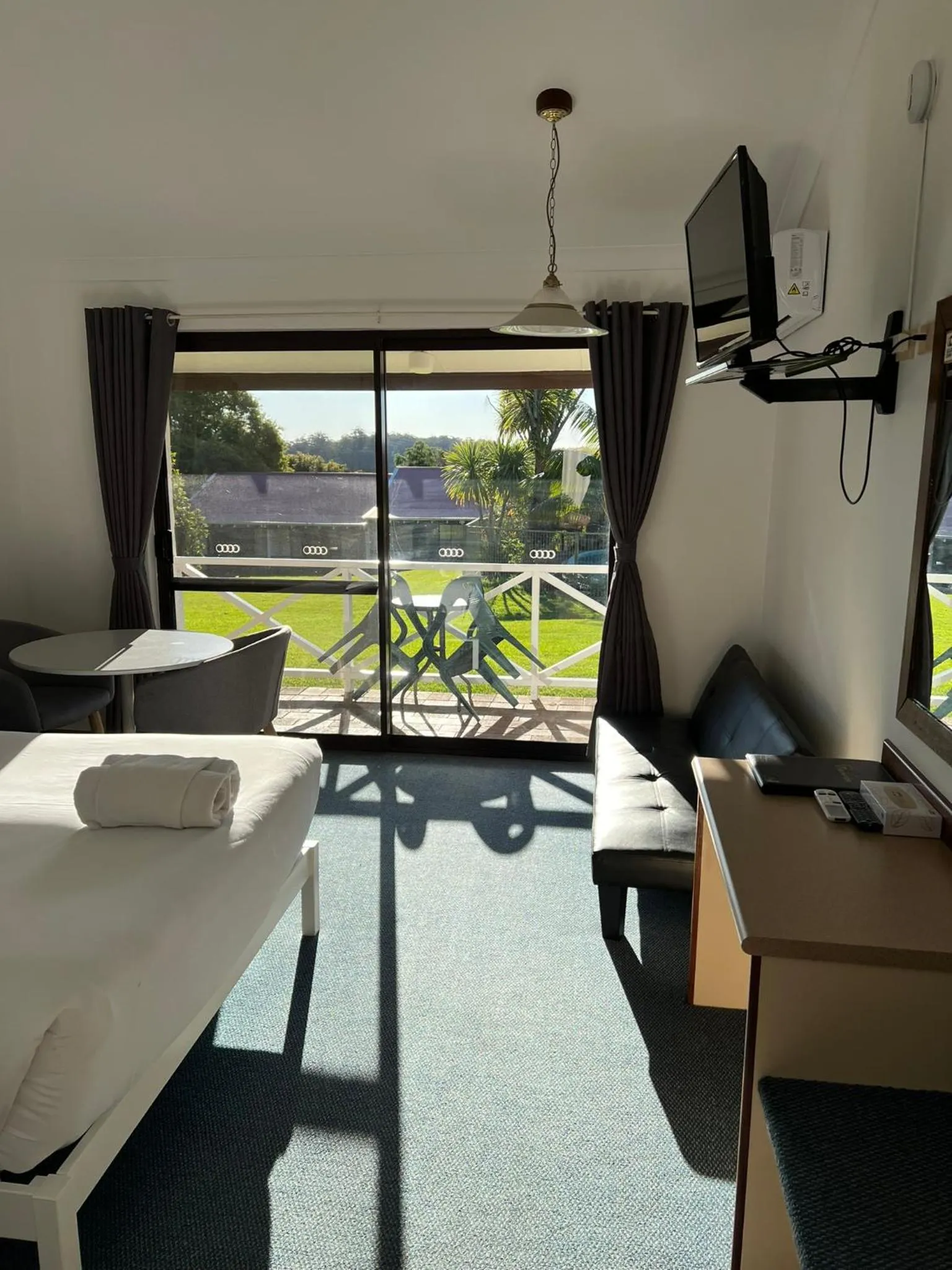 Living room, Bed in Karri Forest Motel