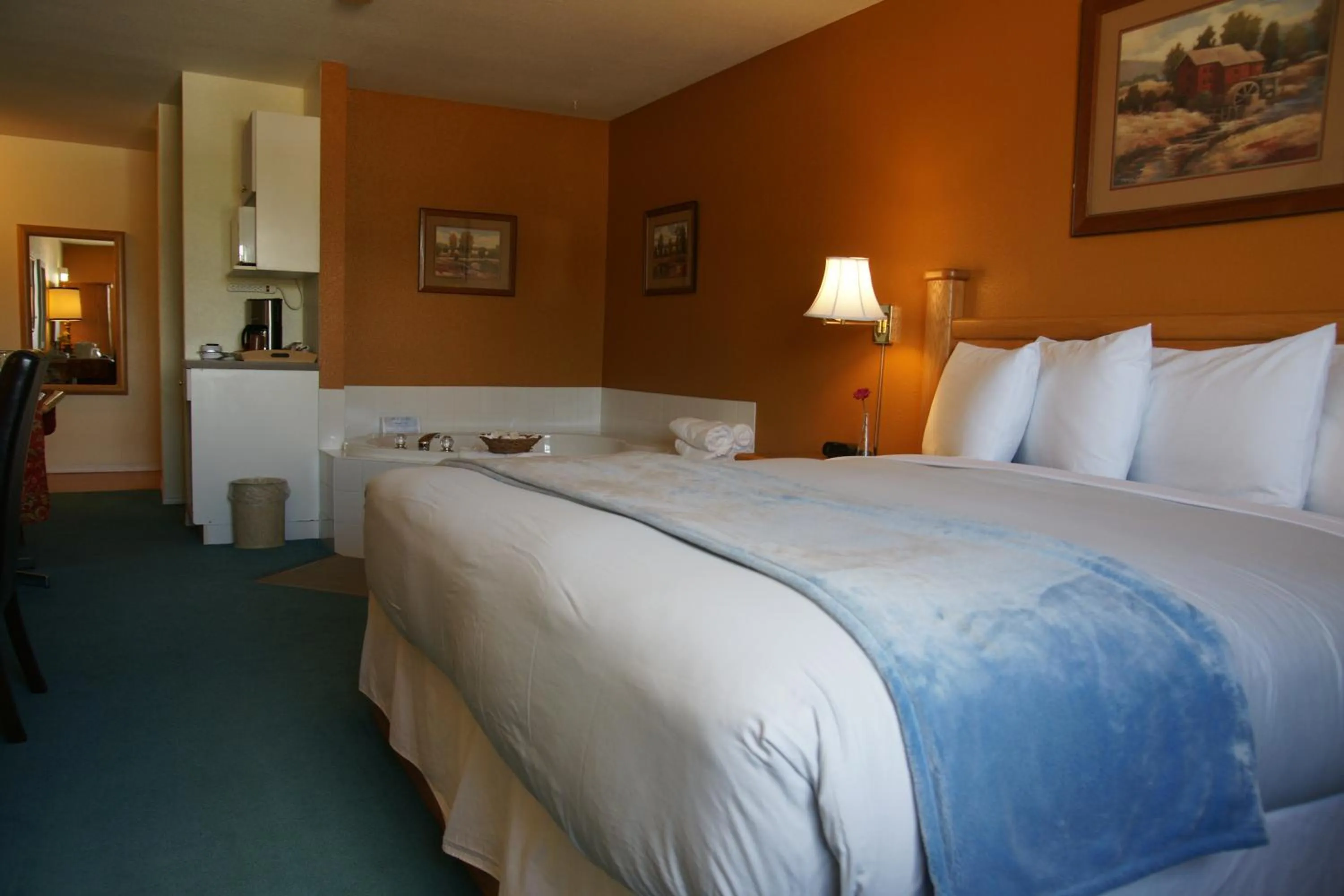 Photo of the whole room, Bed in R&R Inn & Suites