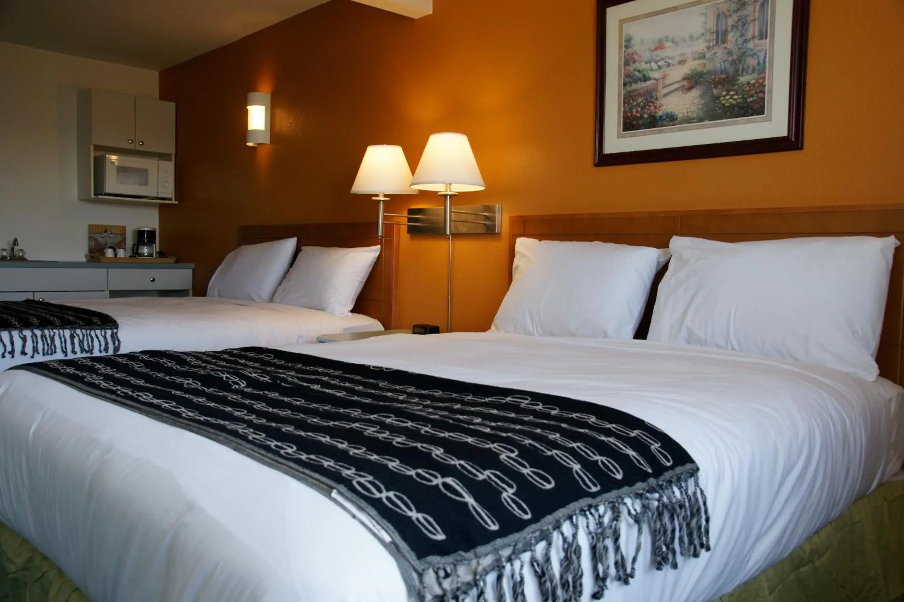 Queen Room with Two Queen Beds in R&R Inn & Suites Queen Room with Two Queen Beds in R&R Inn & Suites