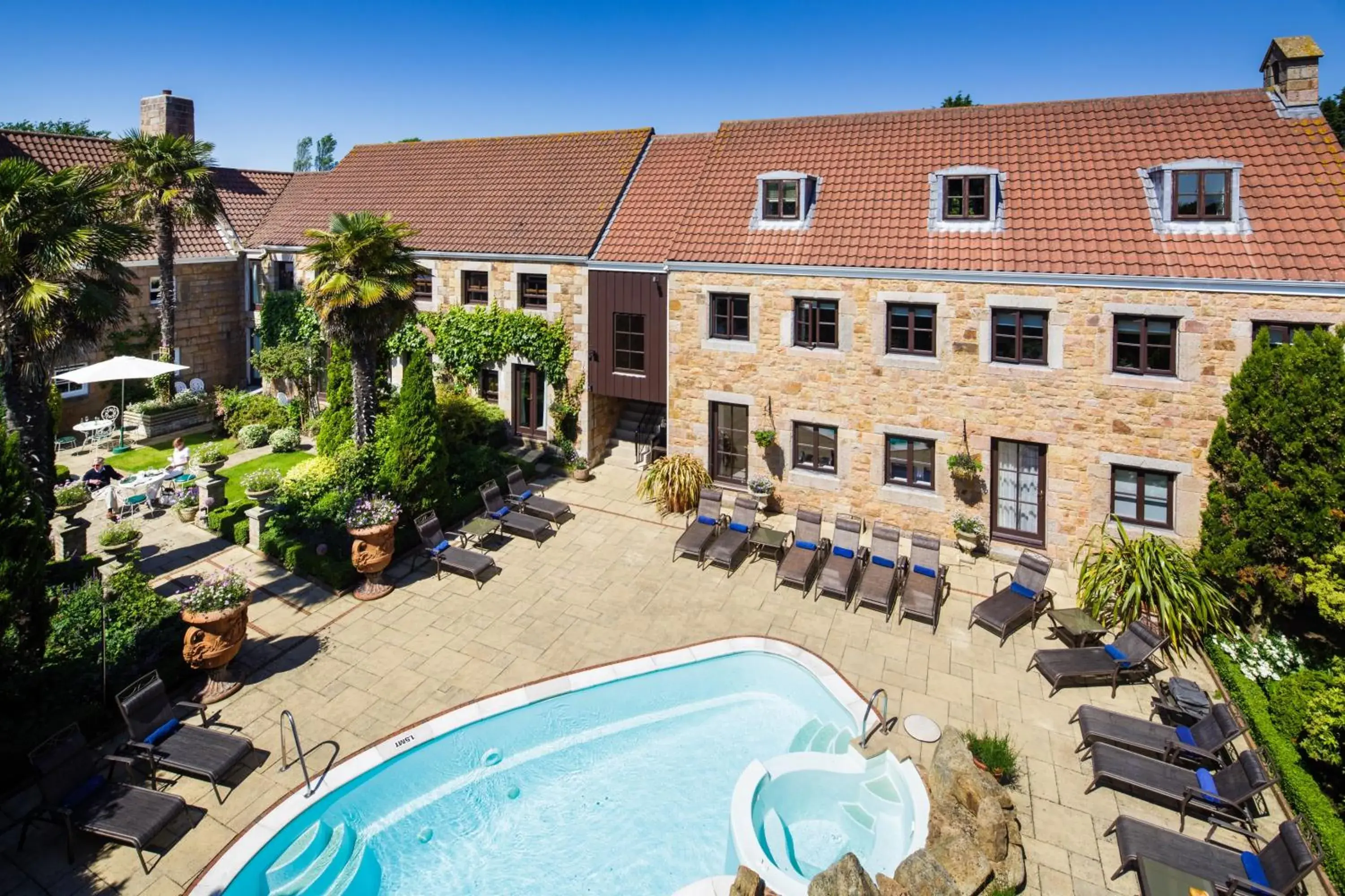 Swimming pool in Greenhills Country Hotel Swimming pool in Greenhills Country Hotel