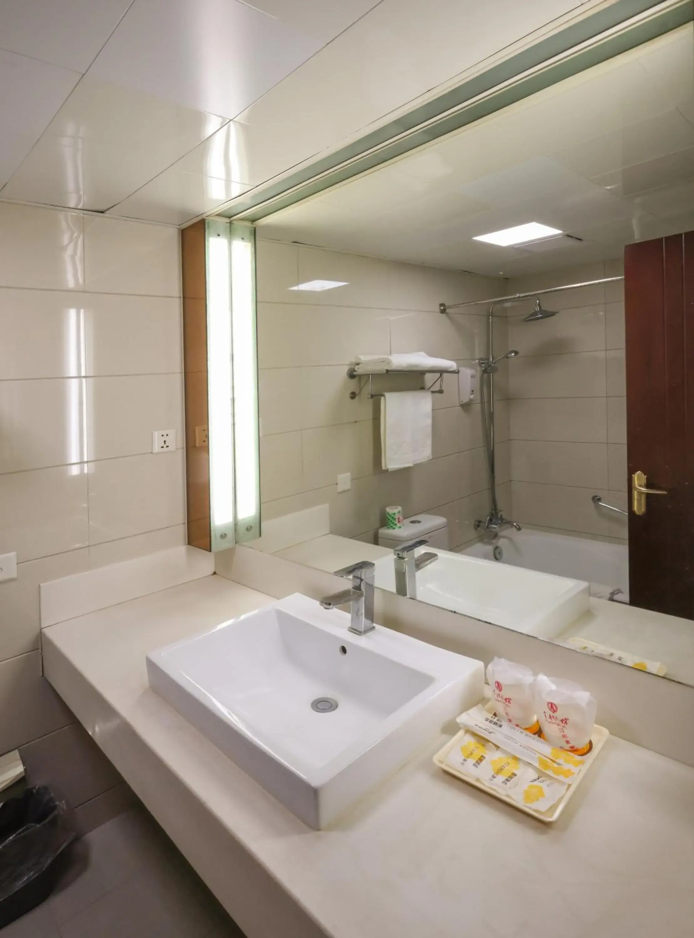 Property building in Shanghai YUHANG Hotel Property building in Shanghai YUHANG Hotel