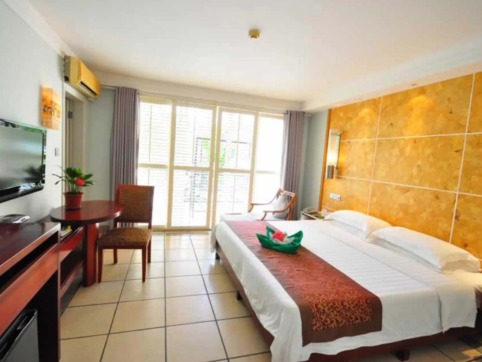 Bedroom, Bed in Palm Beach Resort & Spa