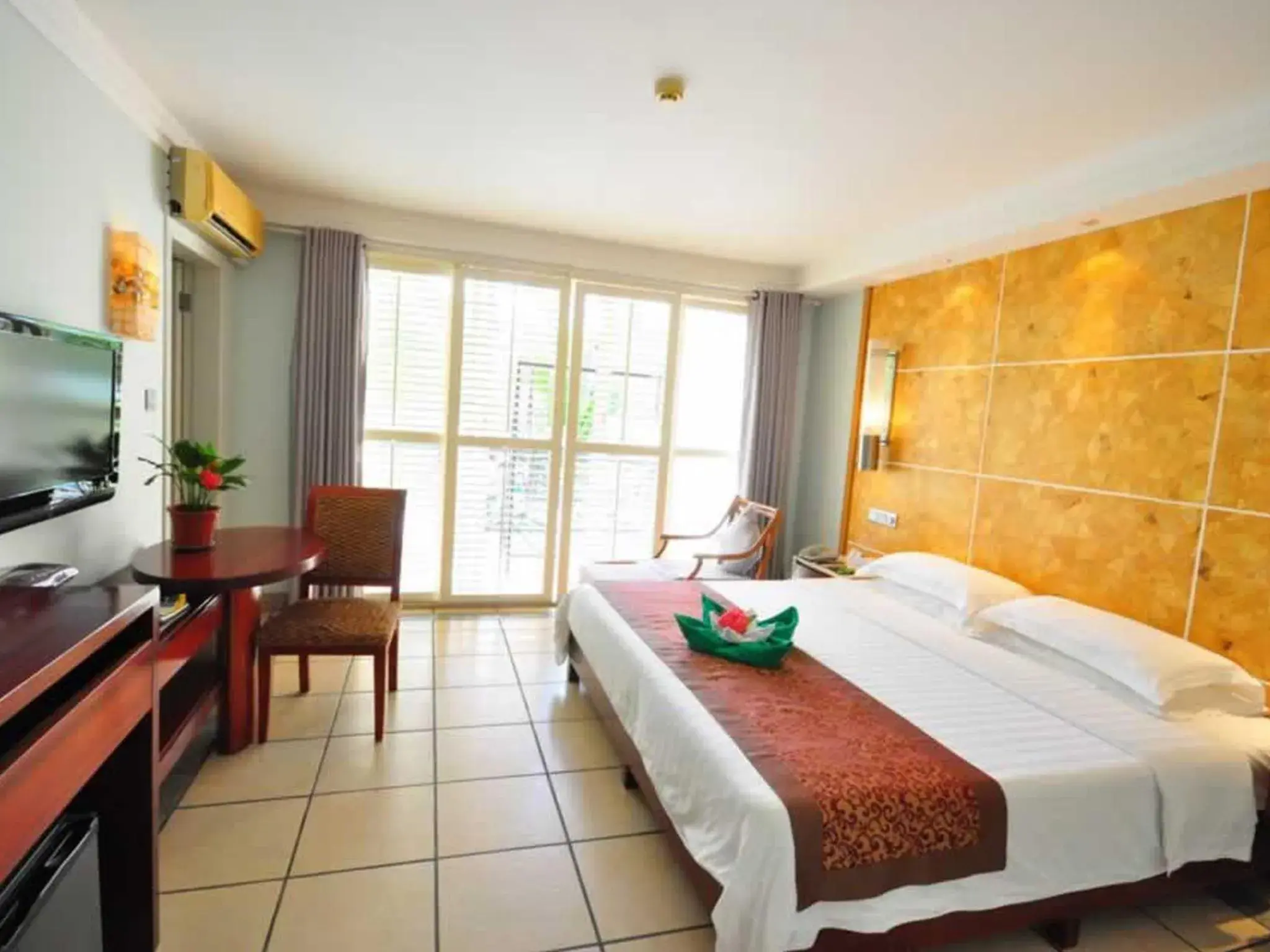 Bedroom, Bed in Palm Beach Resort & Spa Bedroom, Bed in Palm Beach Resort & Spa