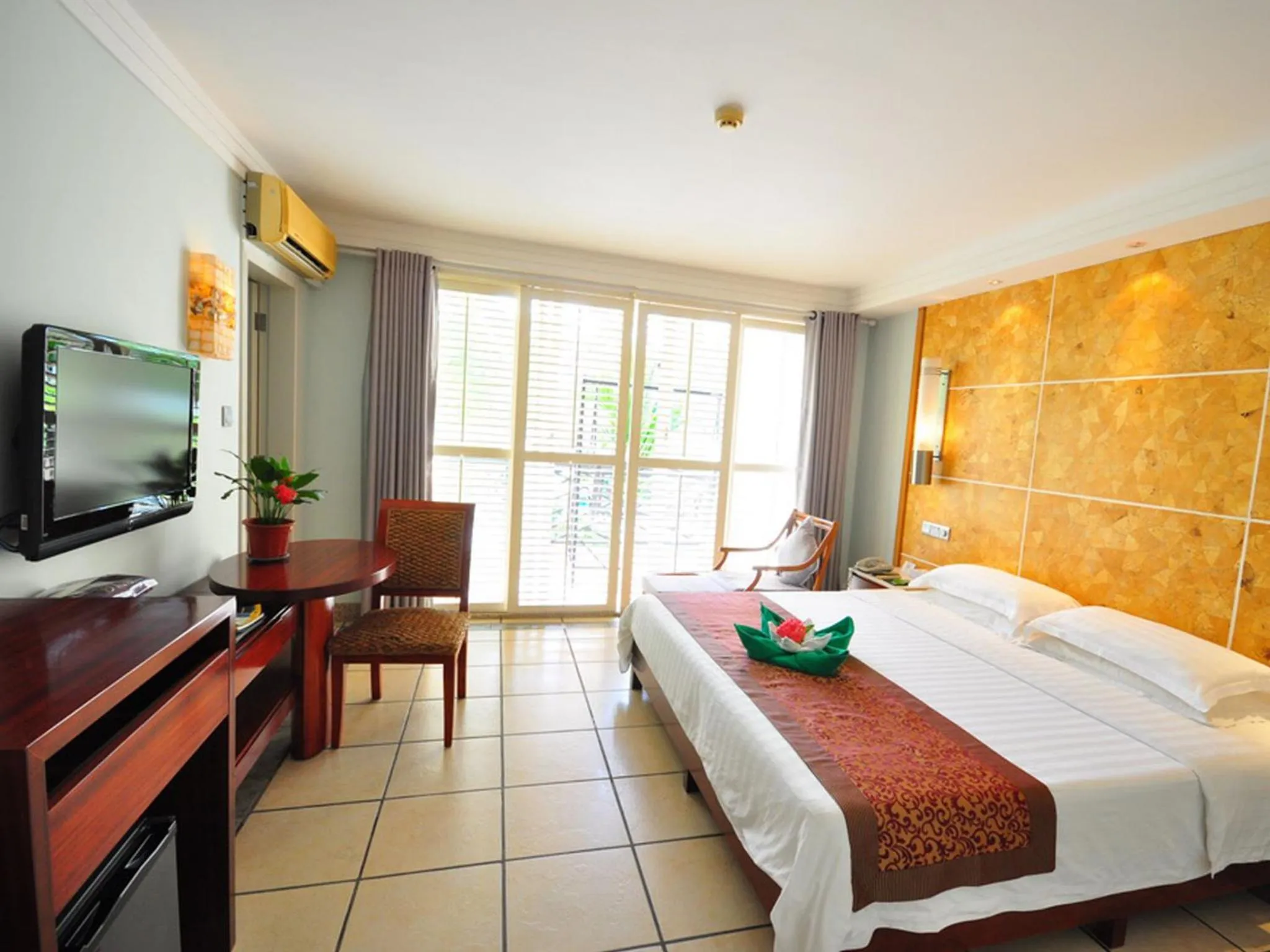 Bedroom, Bed in Palm Beach Resort & Spa