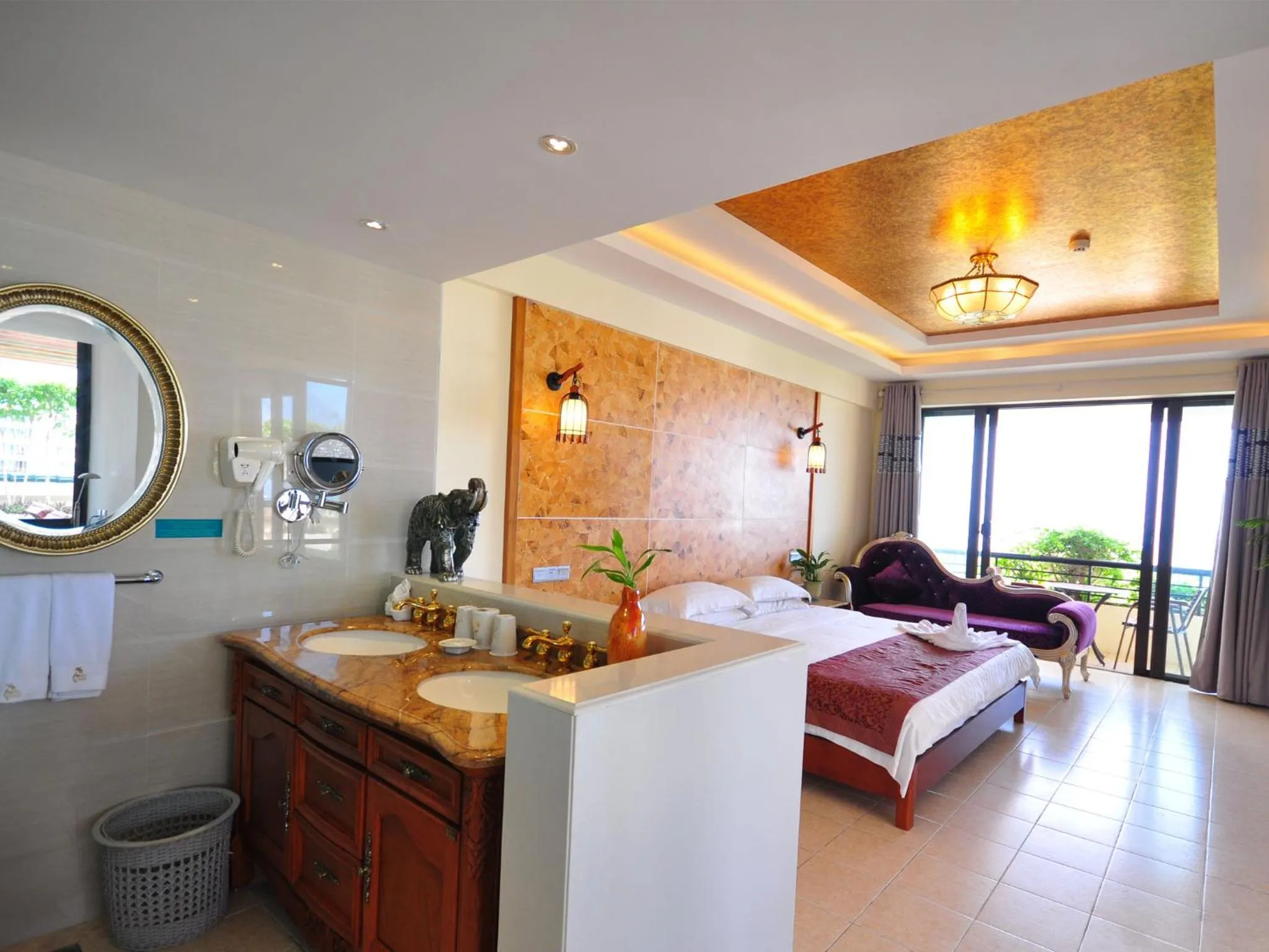 Bedroom, Bed in Palm Beach Resort & Spa