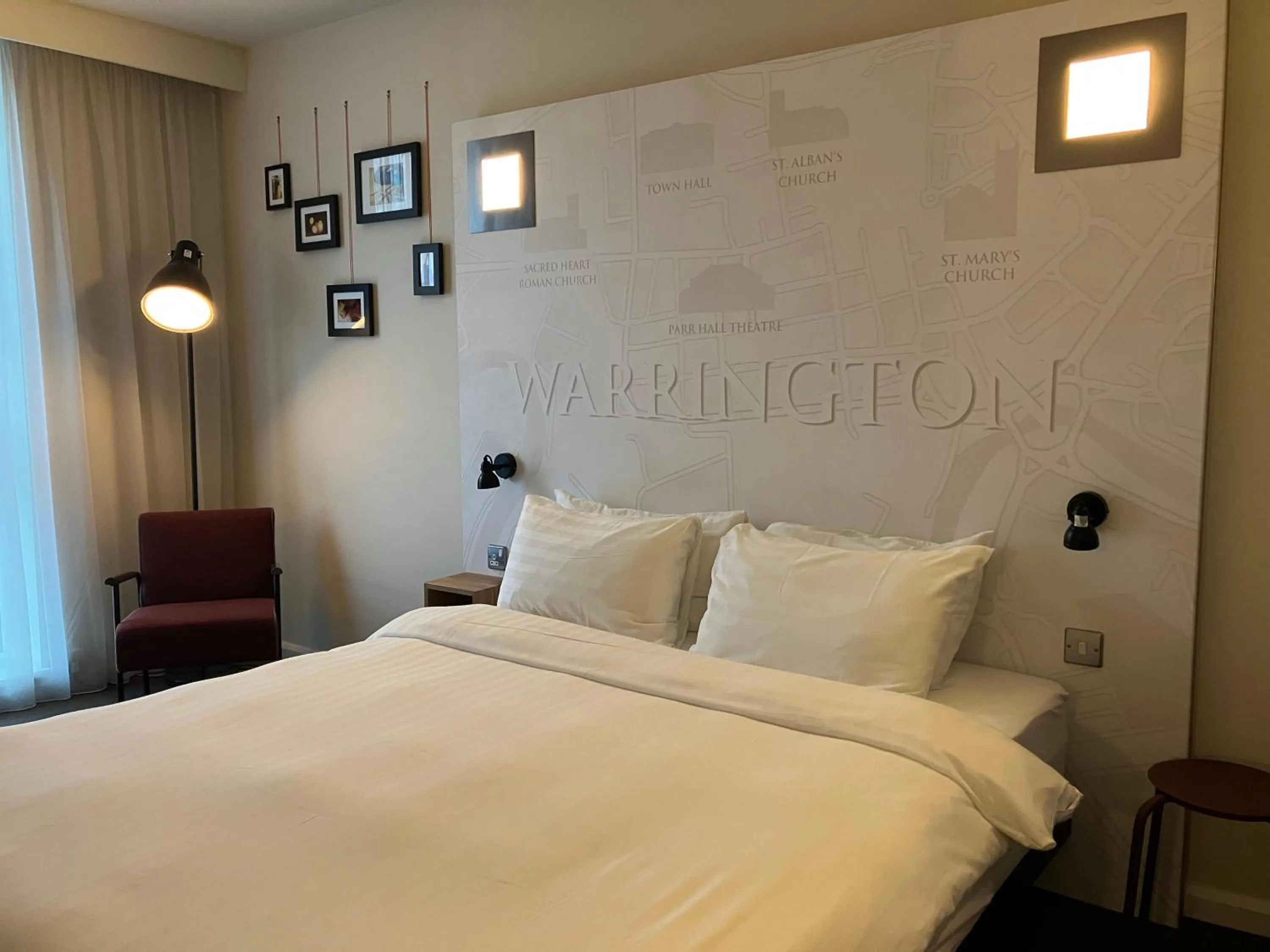 Photo of the whole room, Bed in pentahotel Warrington