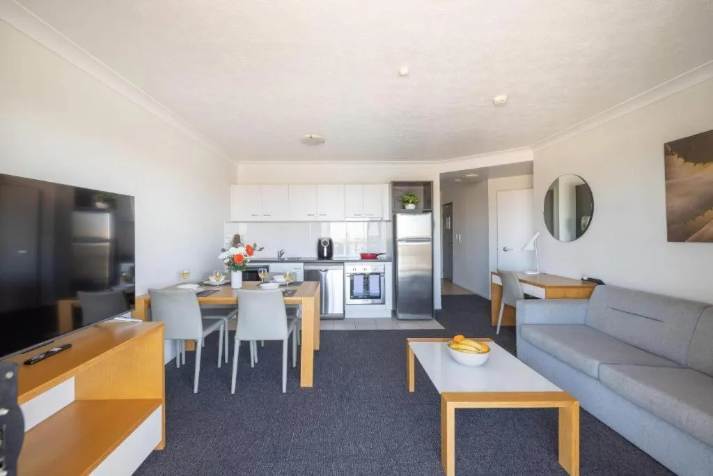Kitchen or kitchenette in MainStay Suites Townsville