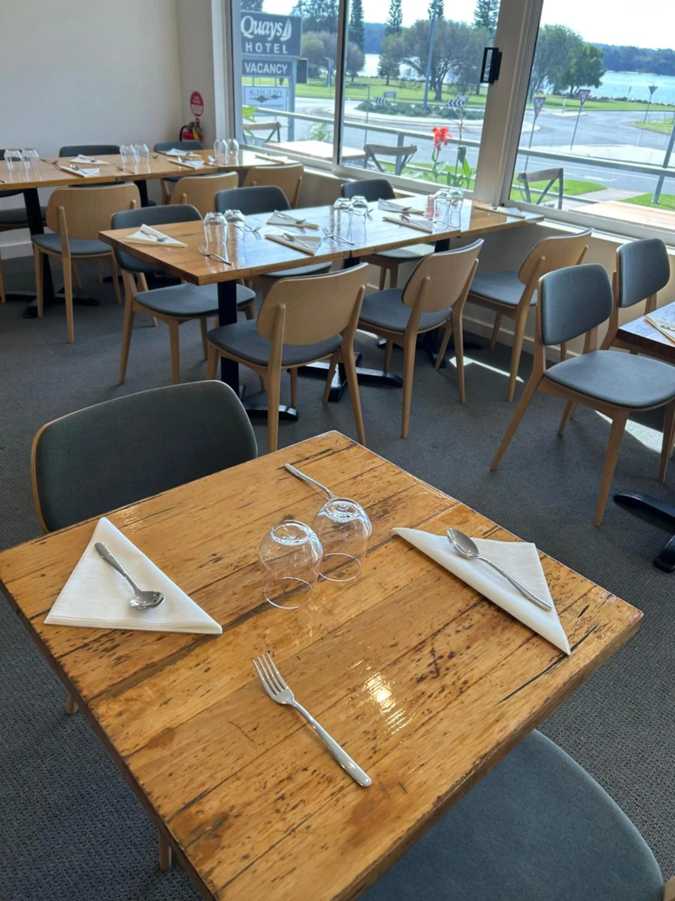 Restaurant/places to eat in Quays Hotel