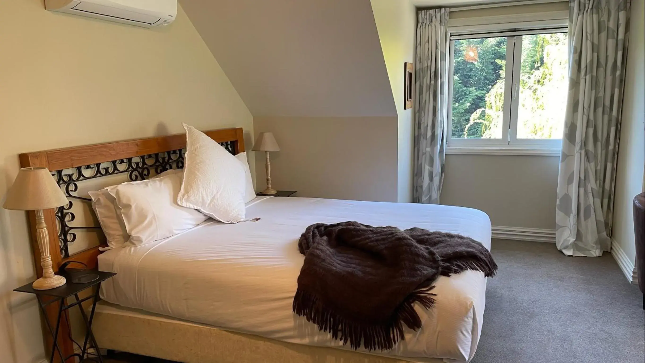 Bed in Queenstown Country Lodge