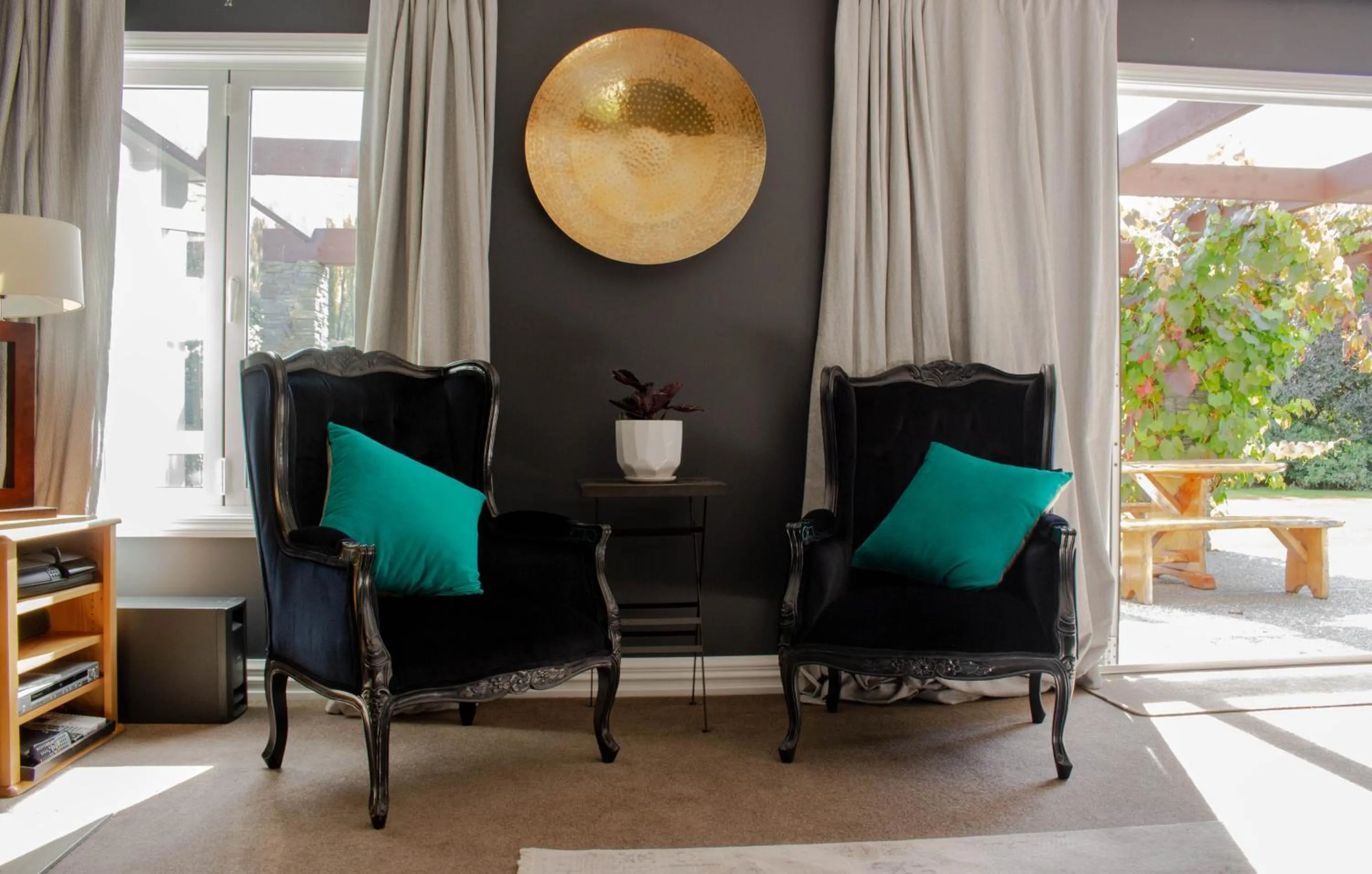 Communal lounge/ TV room in Queenstown Country Lodge