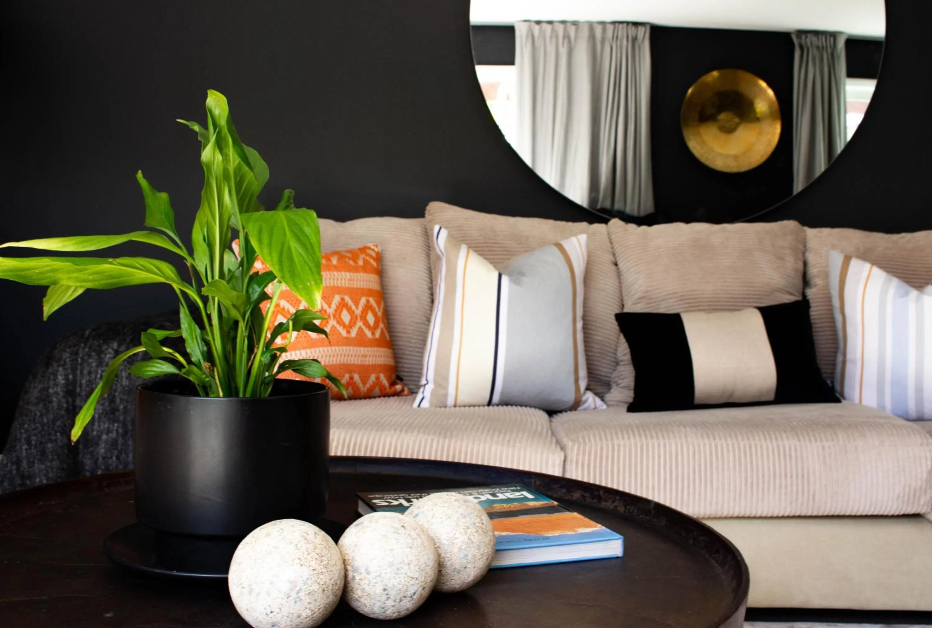 Communal lounge/ TV room in Queenstown Country Lodge