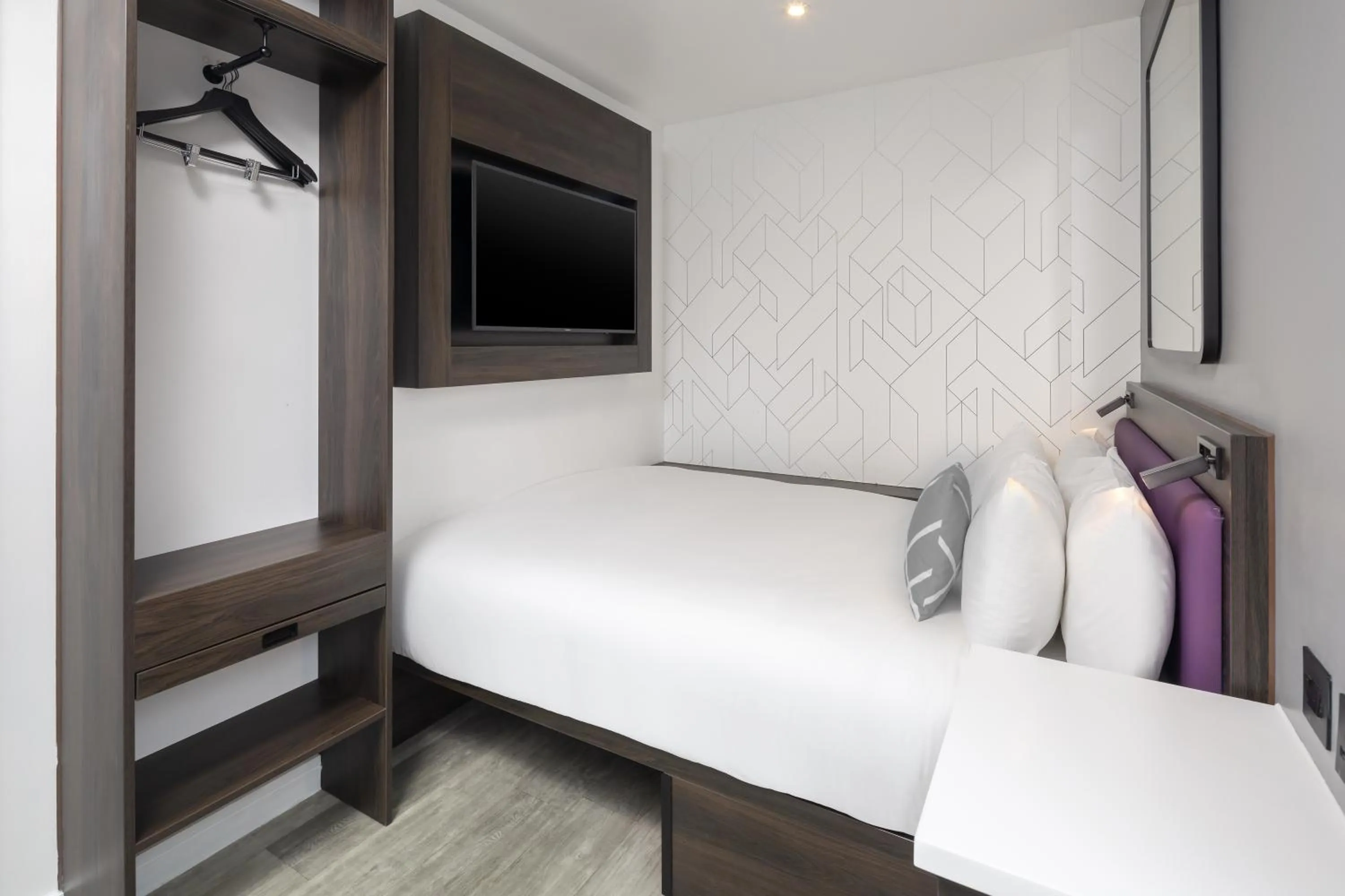 TV and multimedia, Bed in Four Points Flex by Sheraton London Shoreditch East