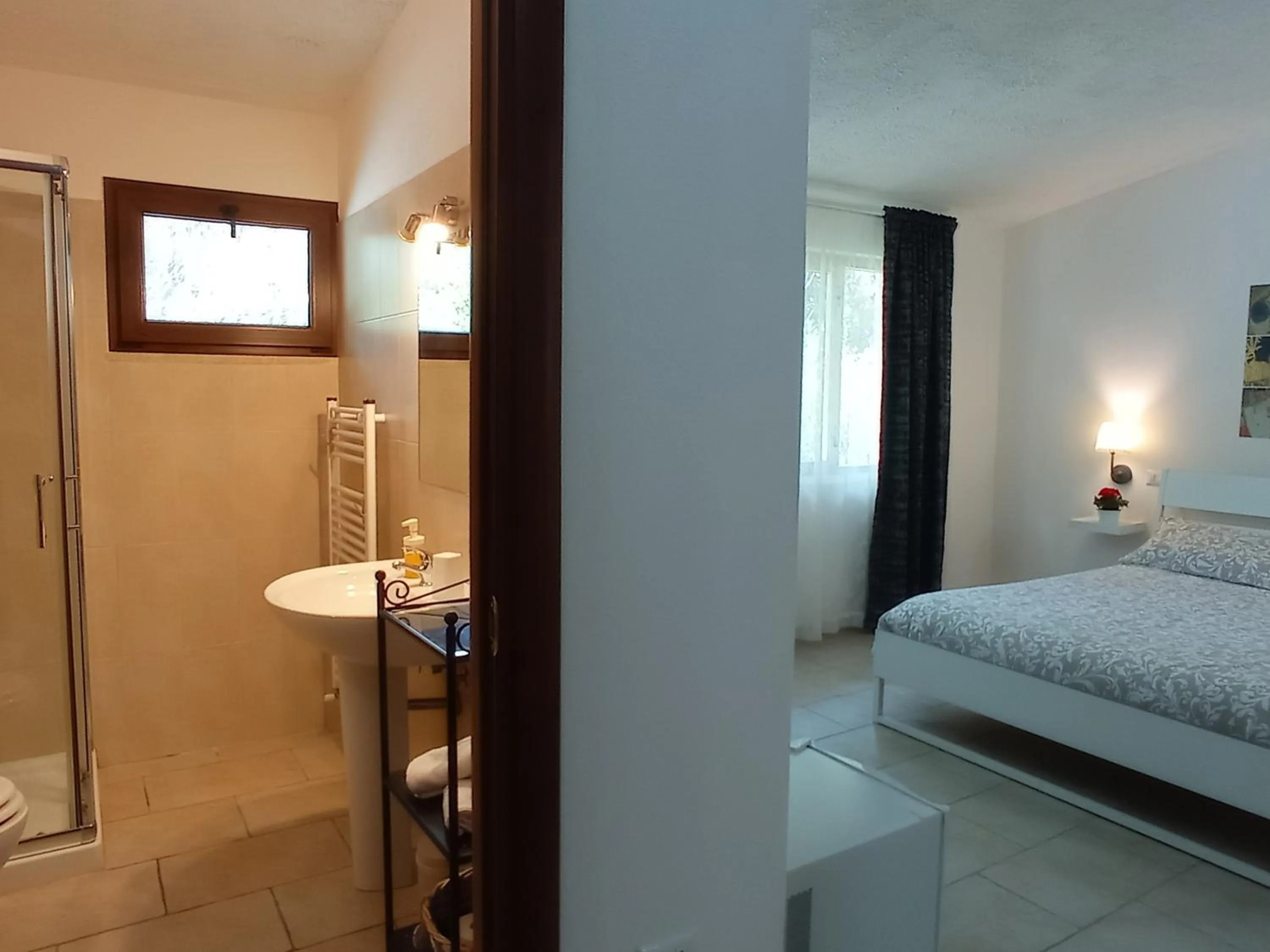 Shower, Bed in Gli Archi Country Home