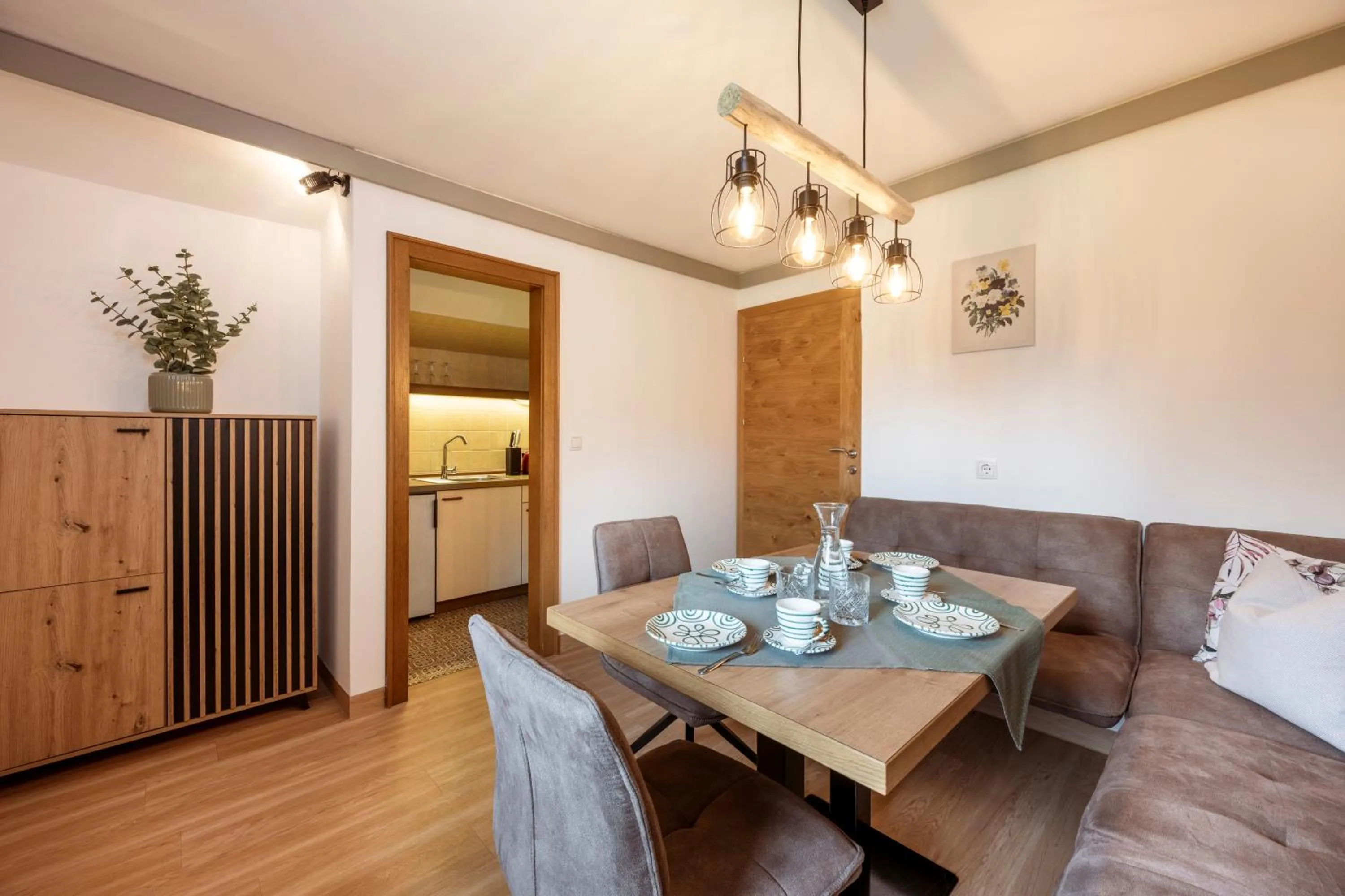 Two-Bedroom Apartment with Balcony in Reitsamerhof - Zimmer & Apartments