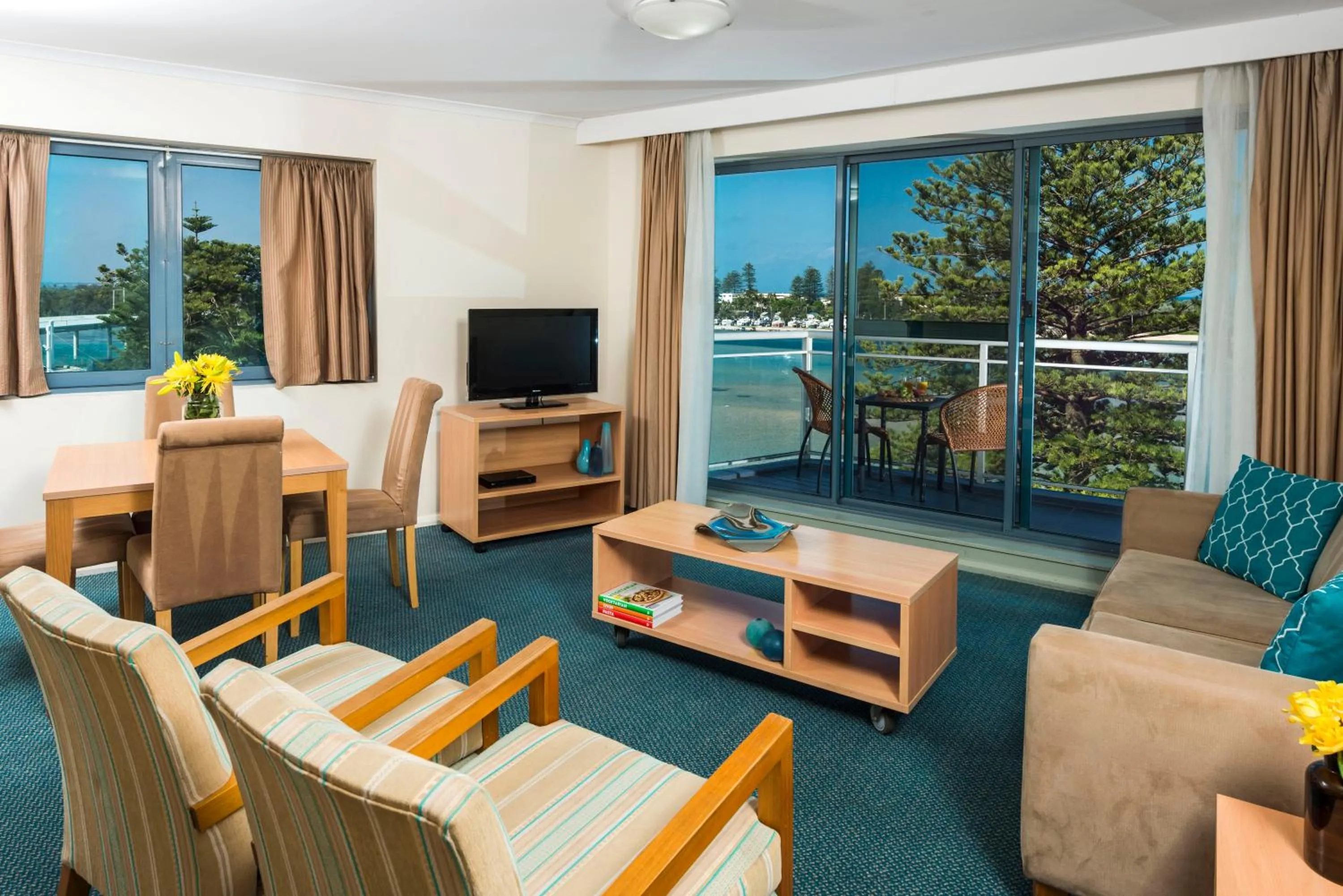 TV and multimedia in Oaks The Entrance Waterfront Suites