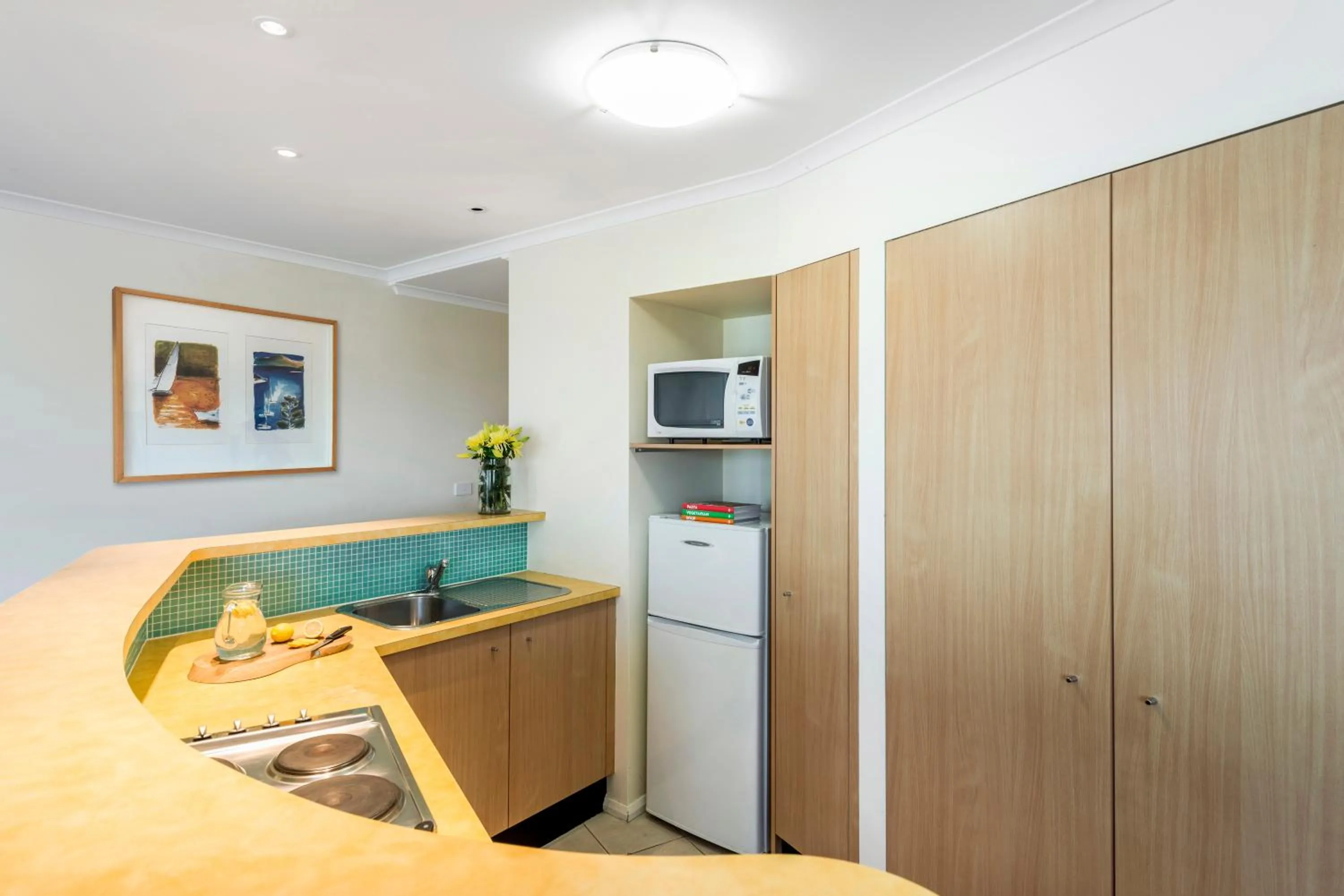 Kitchen or kitchenette in Oaks The Entrance Waterfront Suites