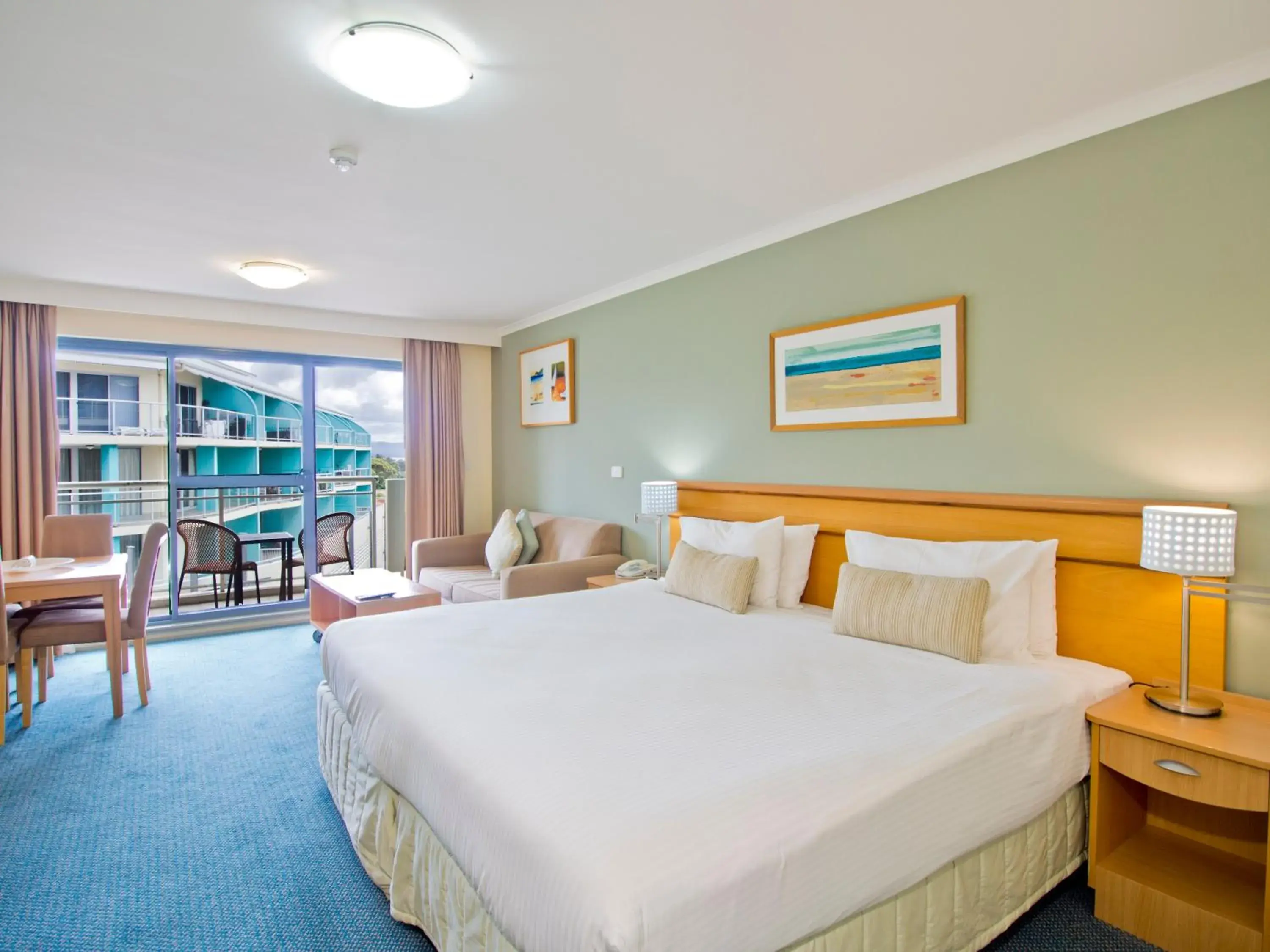 Bedroom, Bed in Oaks The Entrance Waterfront Suites Bedroom, Bed in Oaks The Entrance Waterfront Suites