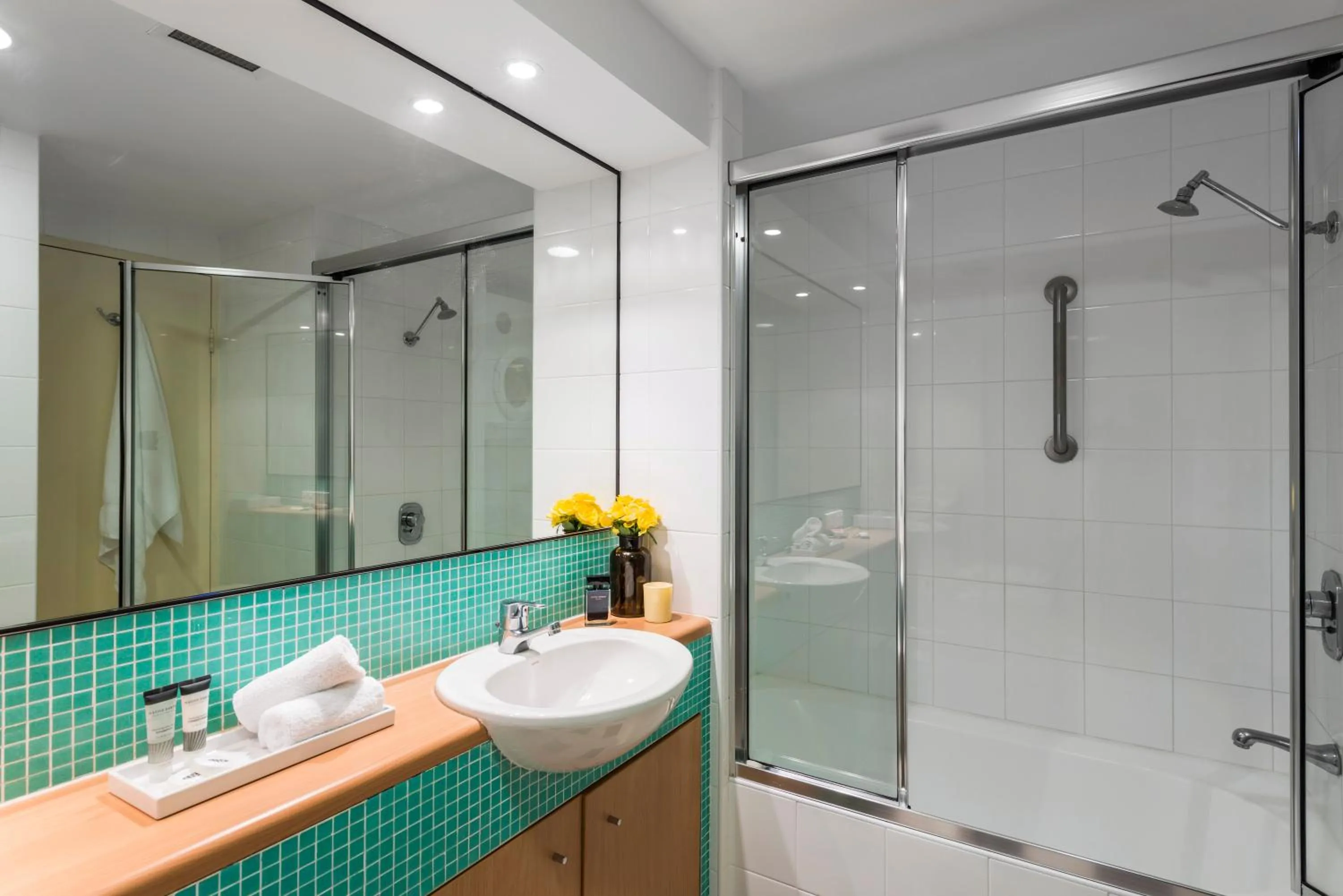 Bathroom in Oaks The Entrance Waterfront Suites