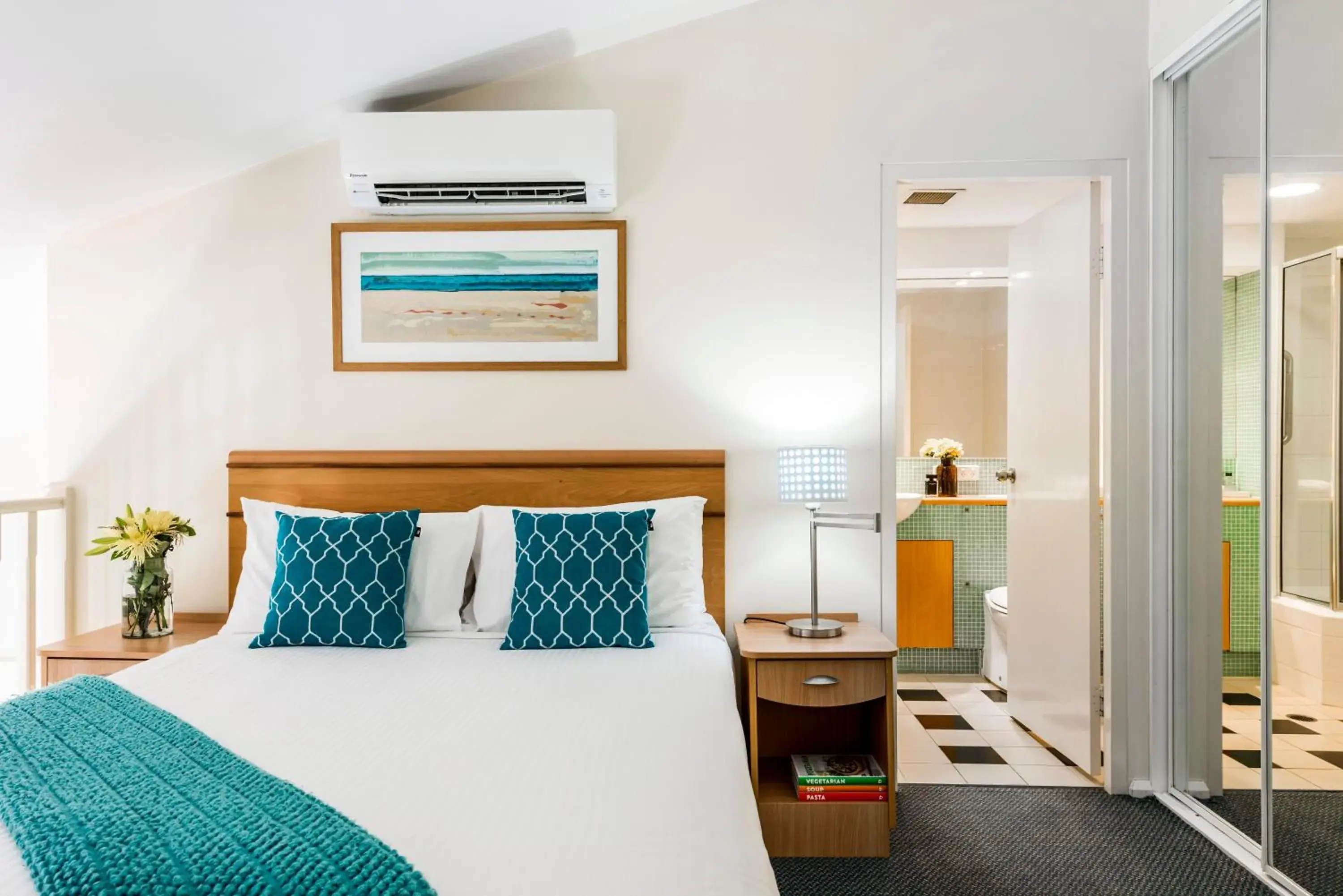 Bedroom, Bed in Oaks The Entrance Waterfront Suites Bedroom, Bed in Oaks The Entrance Waterfront Suites