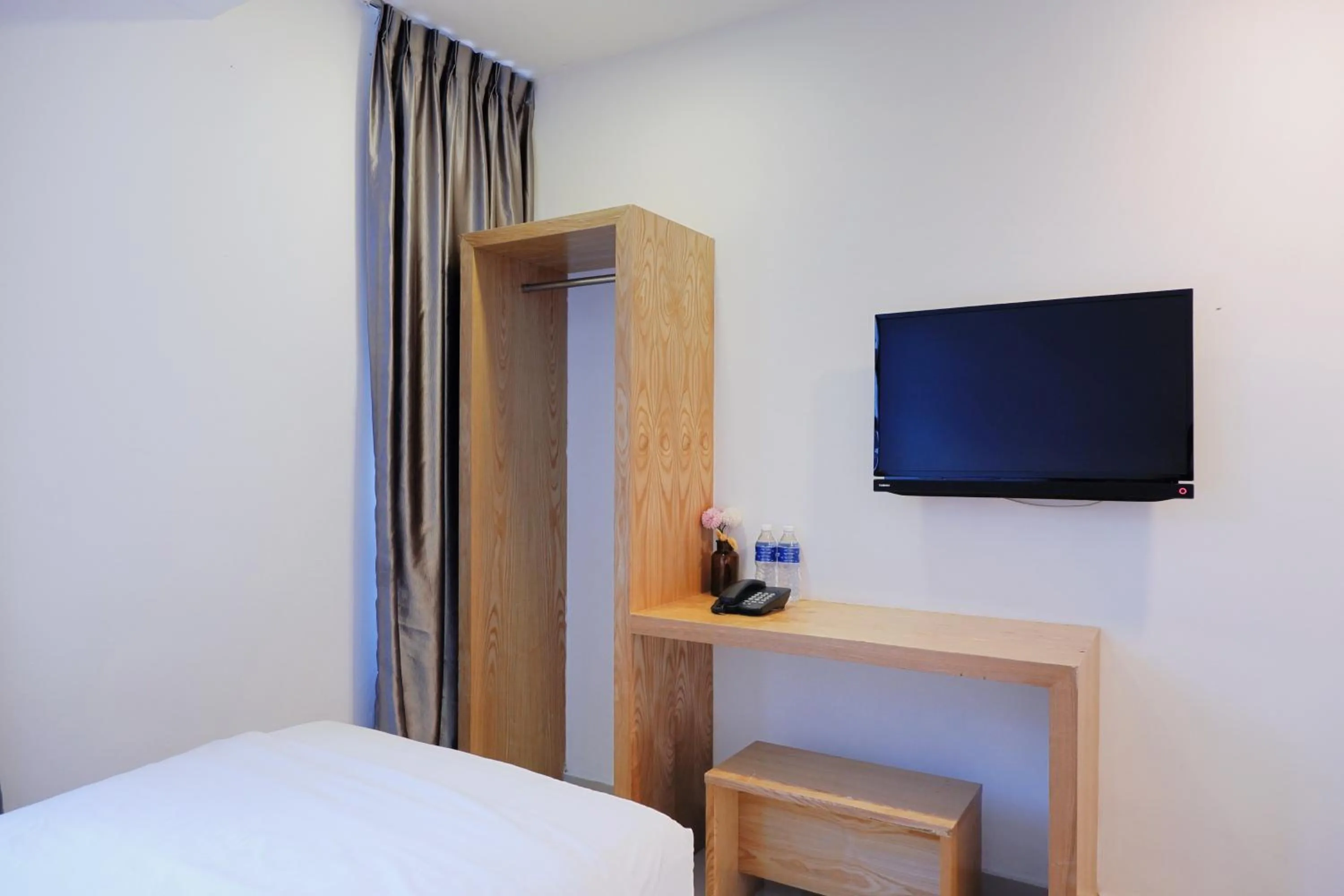 Photo of the whole room, Bed in Iris Hotel