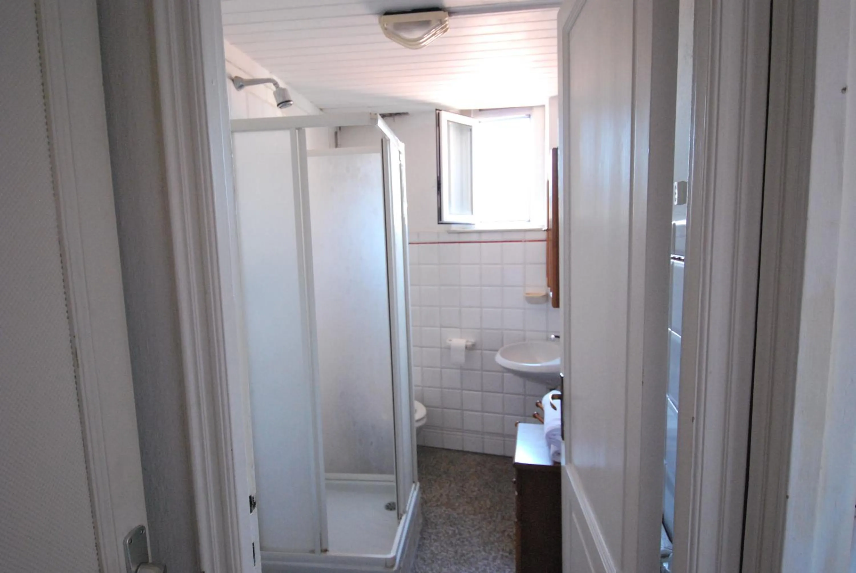 Shower in Albergo La Vela
