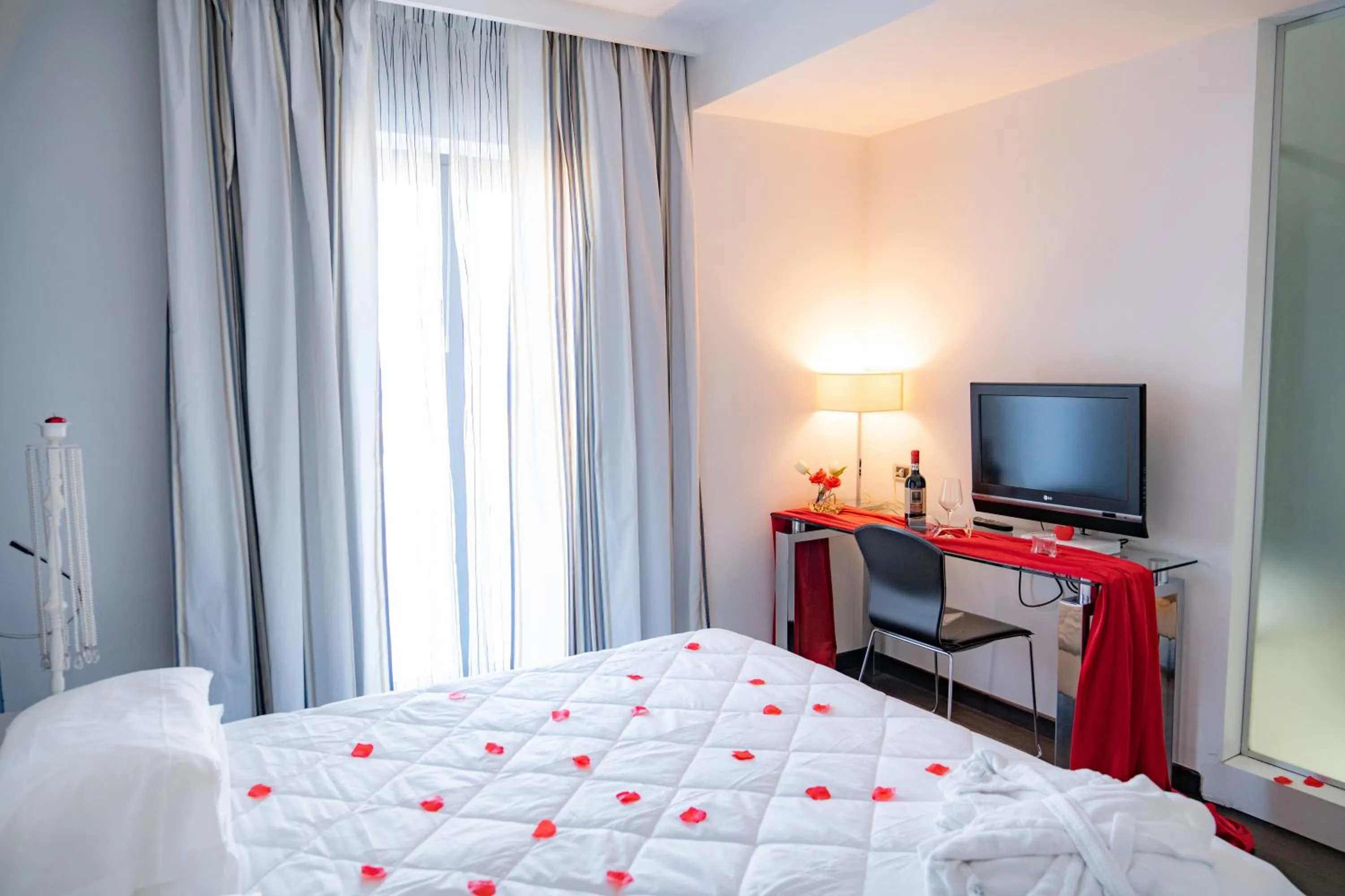 Bedroom, Bed in Hotel Napoleon