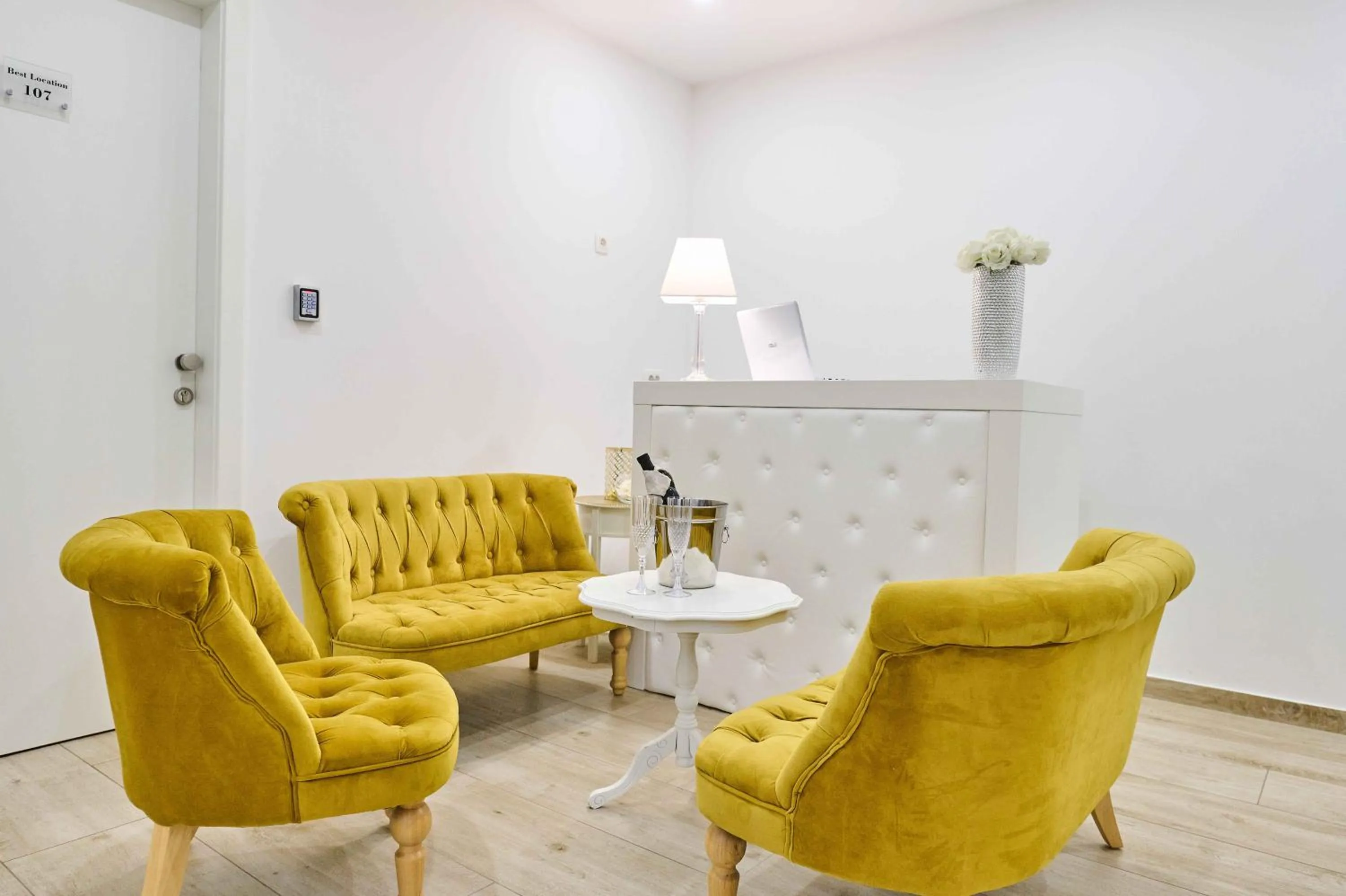 Lobby or reception in Best location Rooms