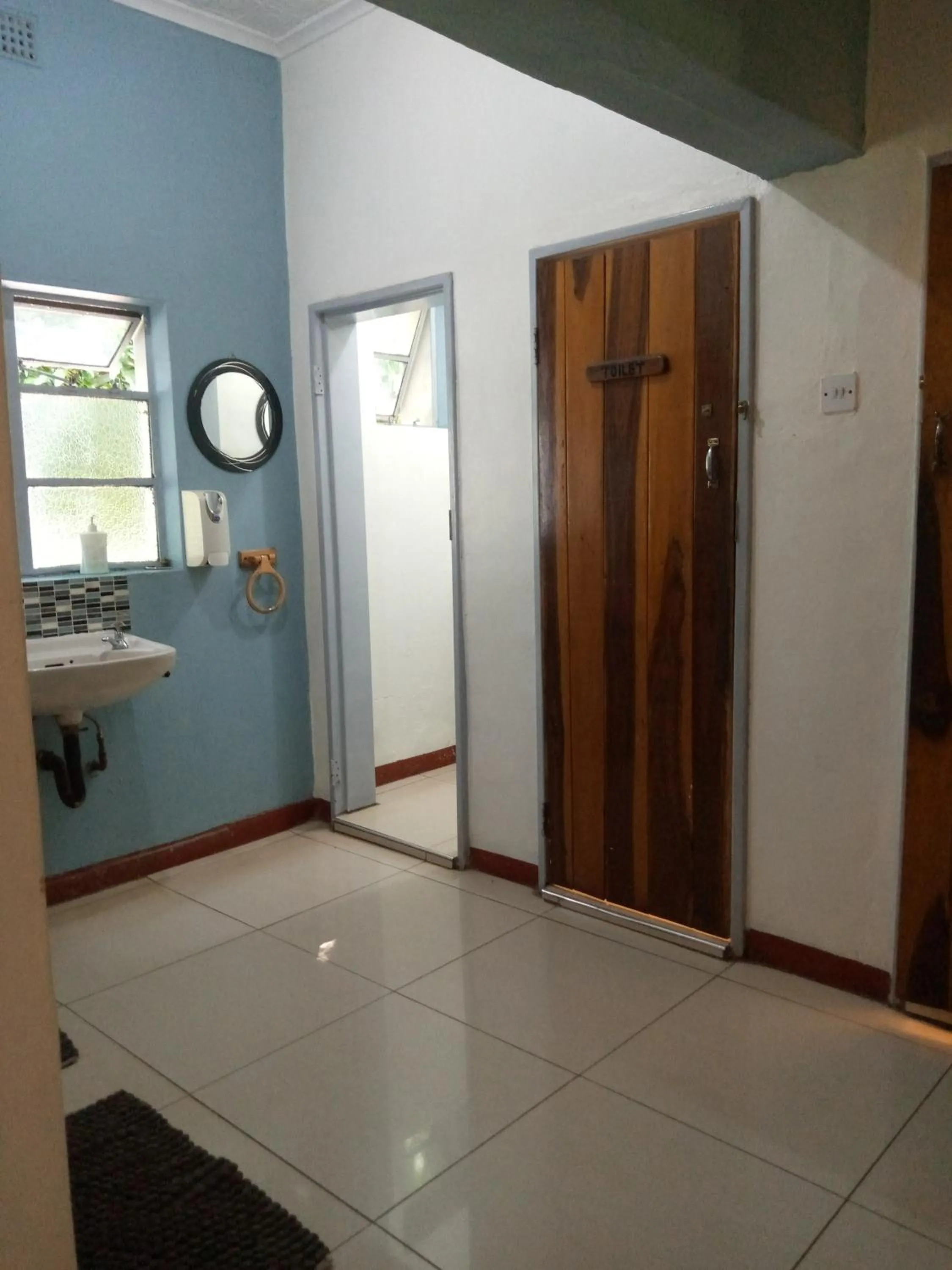 Bathroom in Fawlty Towers Accommodation & Activities