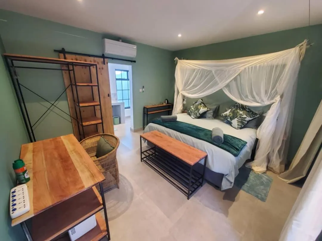 Bedroom, Bed in Fawlty Towers Accommodation & Activities