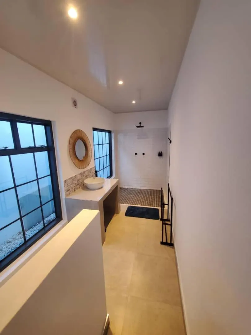 Shower, Bed in Fawlty Towers Accommodation & Activities