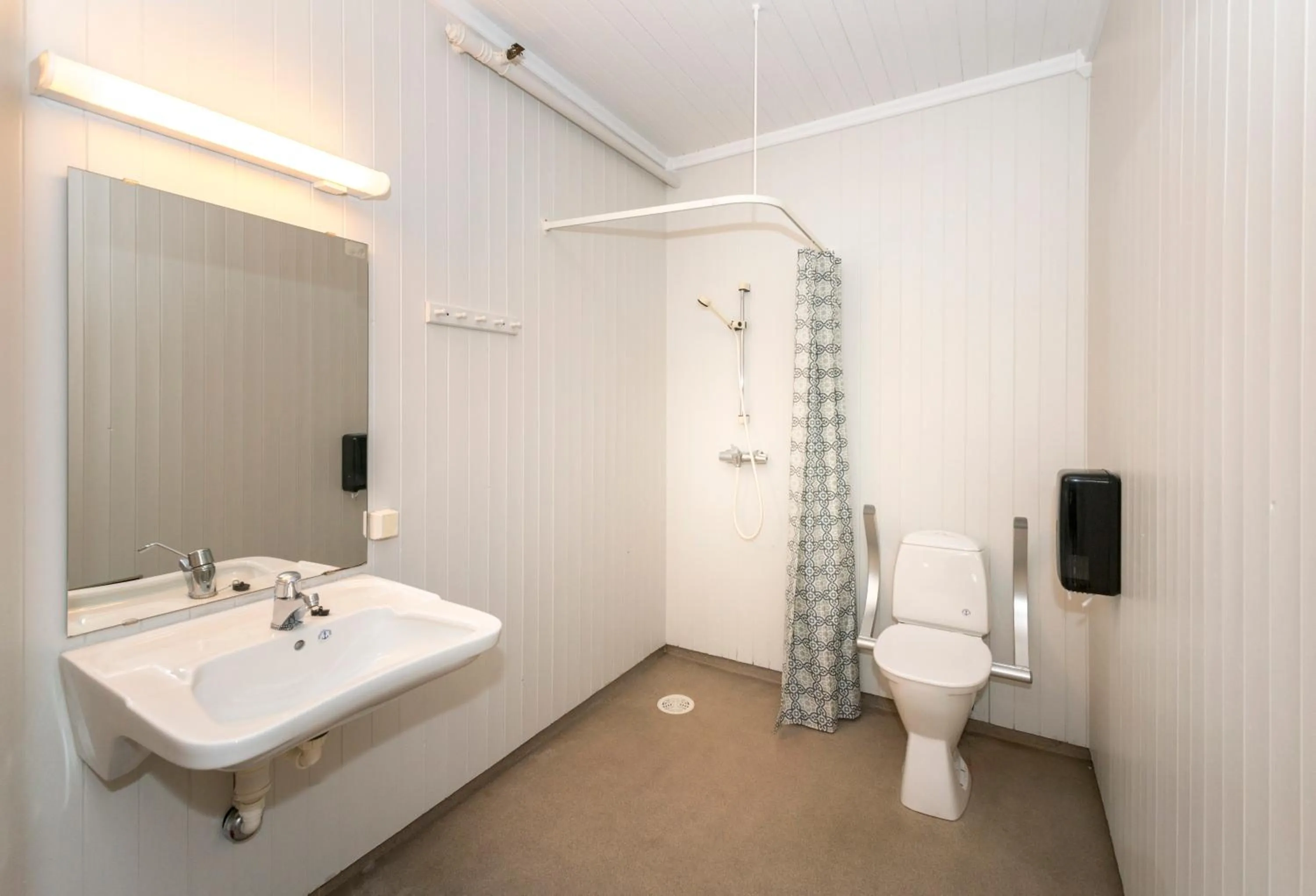 Bathroom in Tyskhella Rorbuer