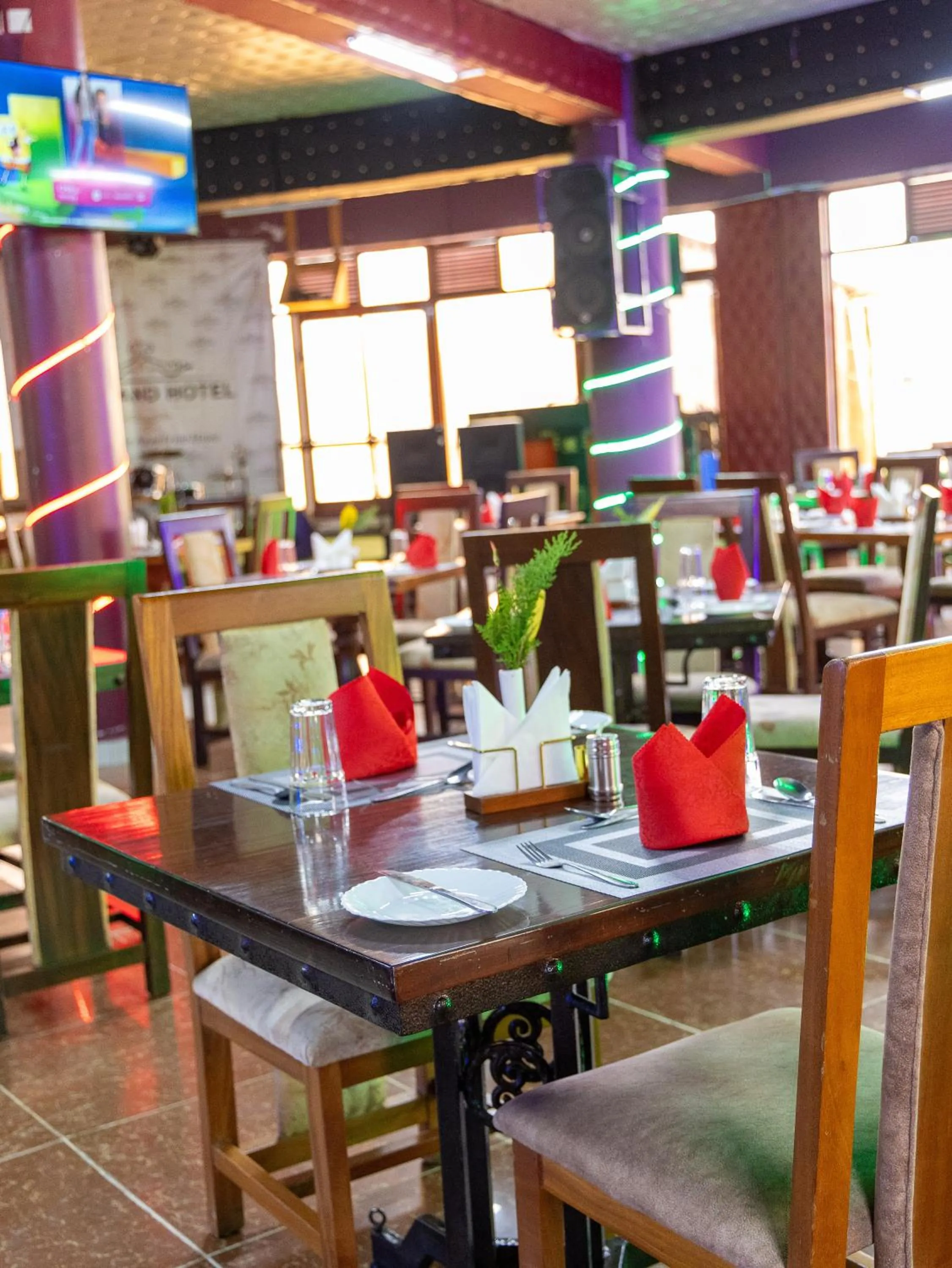 Restaurant/places to eat in Maxland Hotel