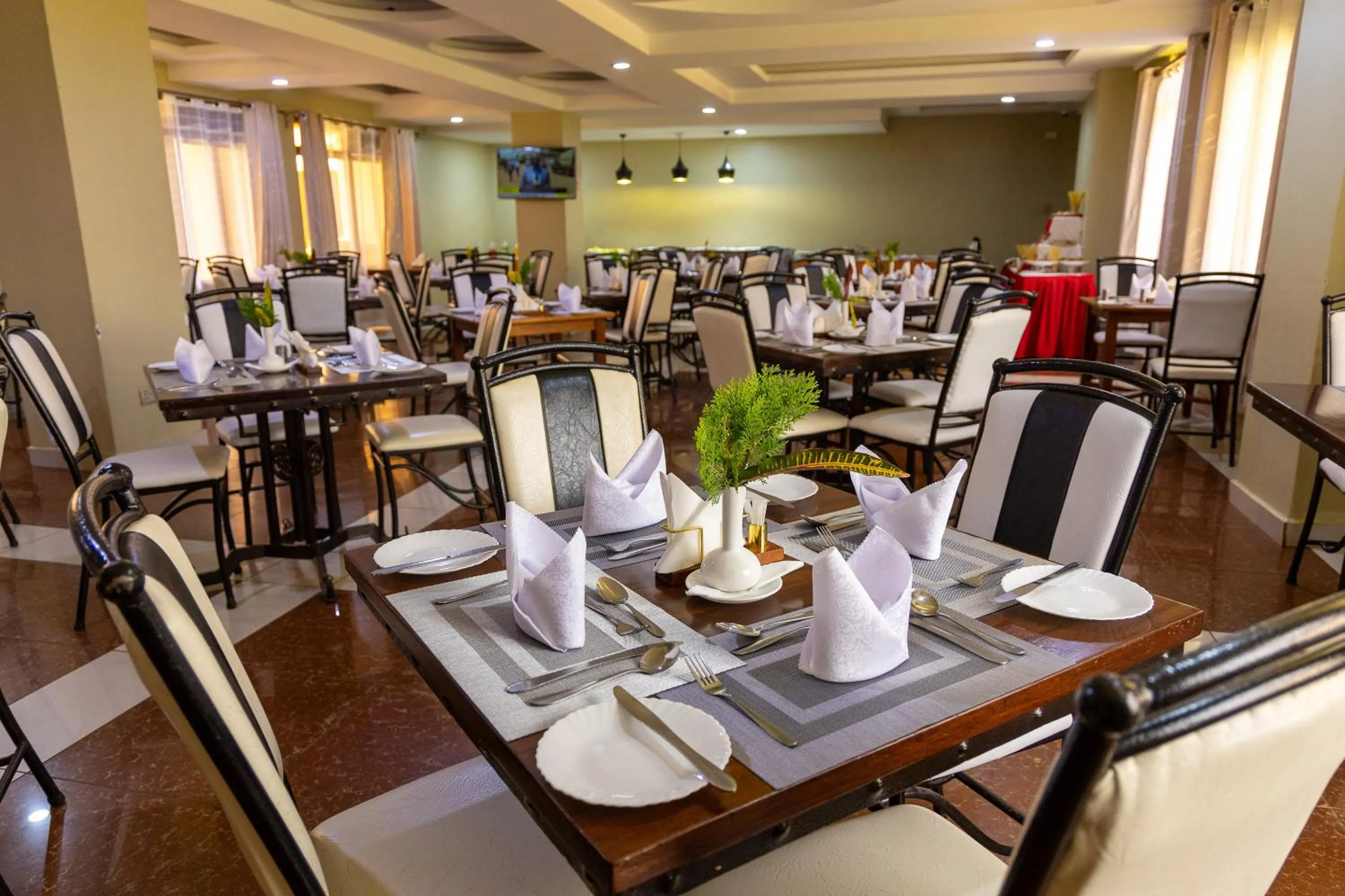 Restaurant/places to eat in Maxland Hotel