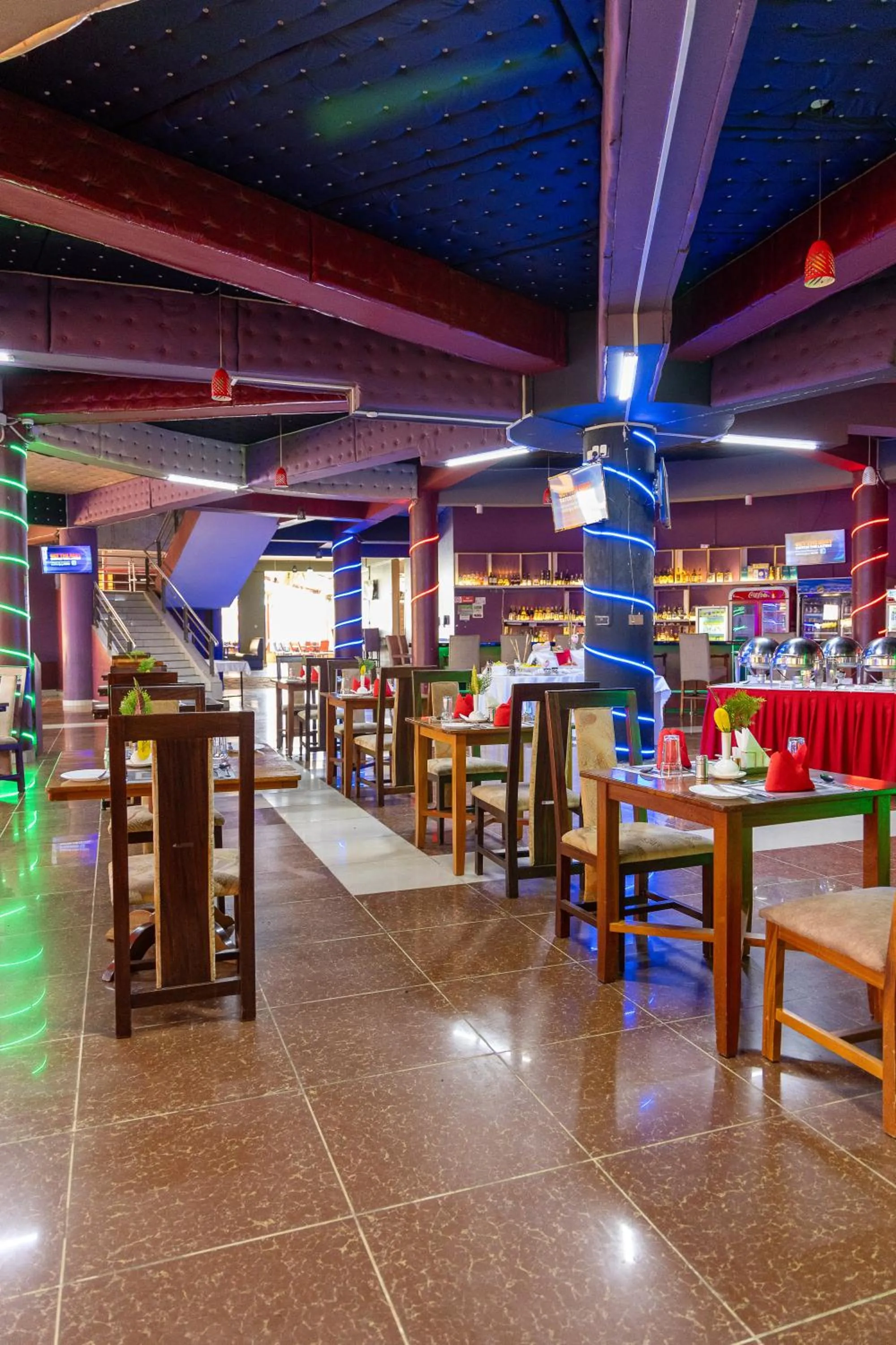 Restaurant/places to eat in Maxland Hotel