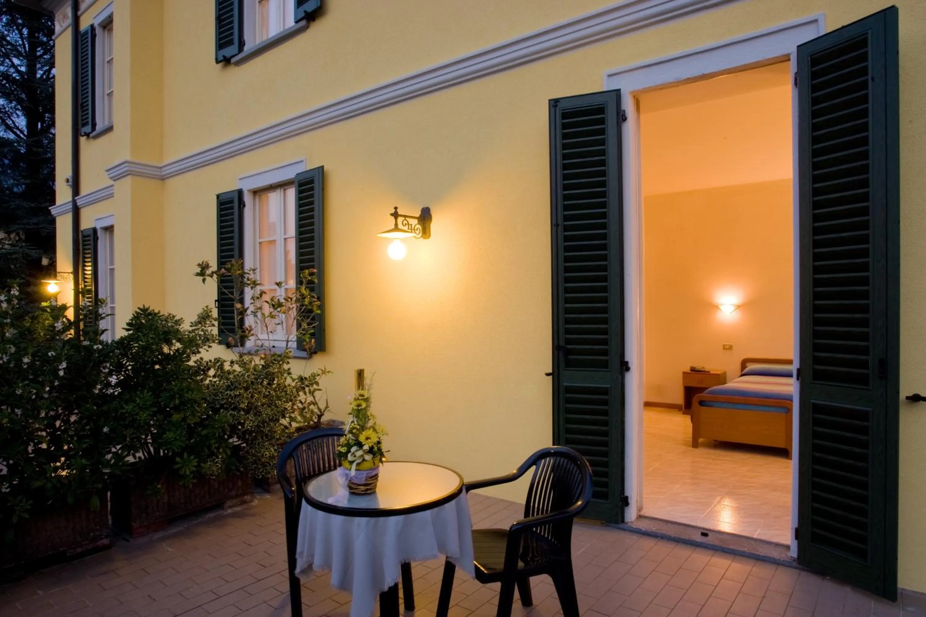 Patio, Bed in Albergo Ristorante Grigna