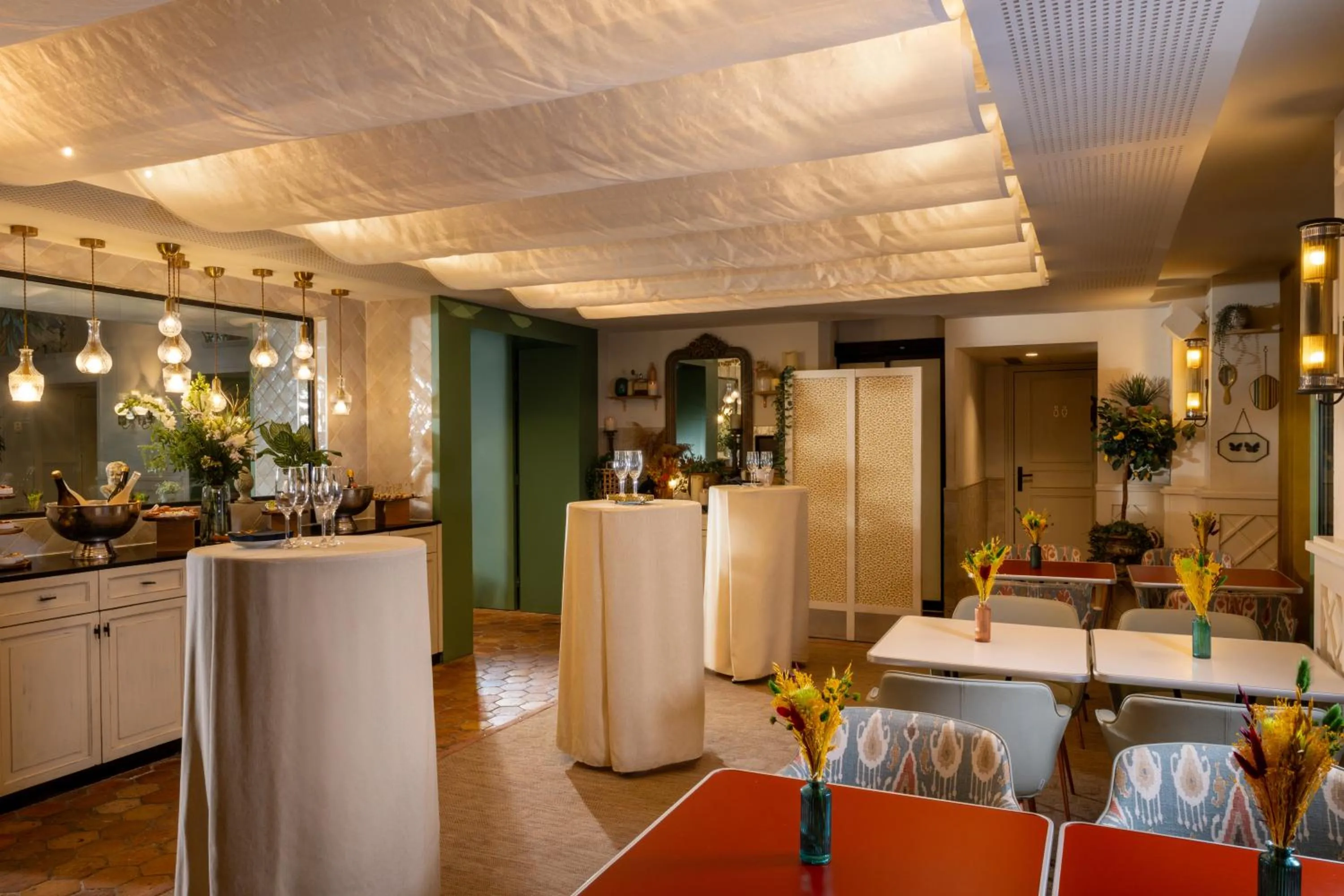 Restaurant/places to eat in Royal Madeleine Hotel & Spa