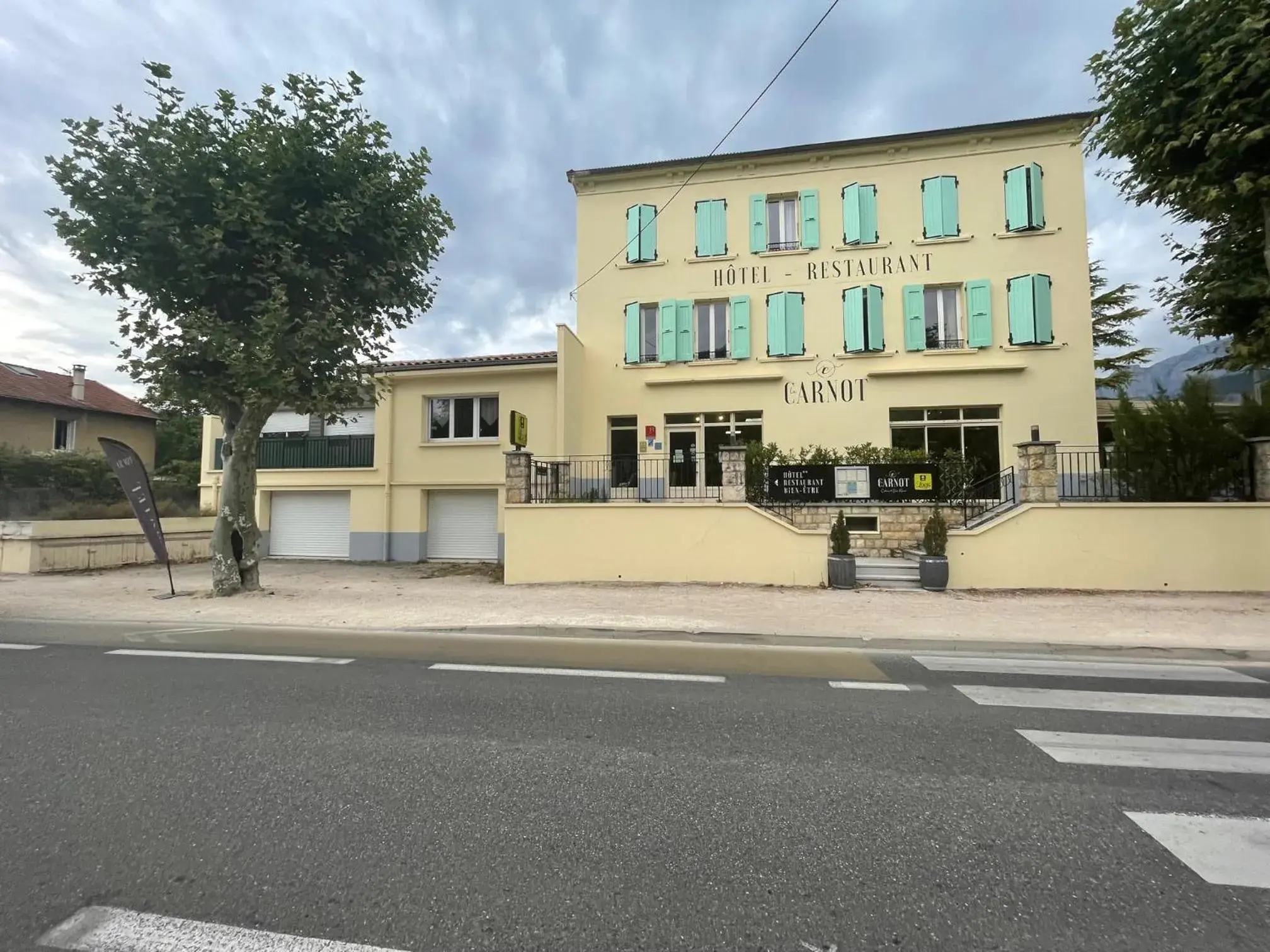 Property building in Logis Hotel & Restaurant Le Carnot Property building in Logis Hotel & Restaurant Le Carnot