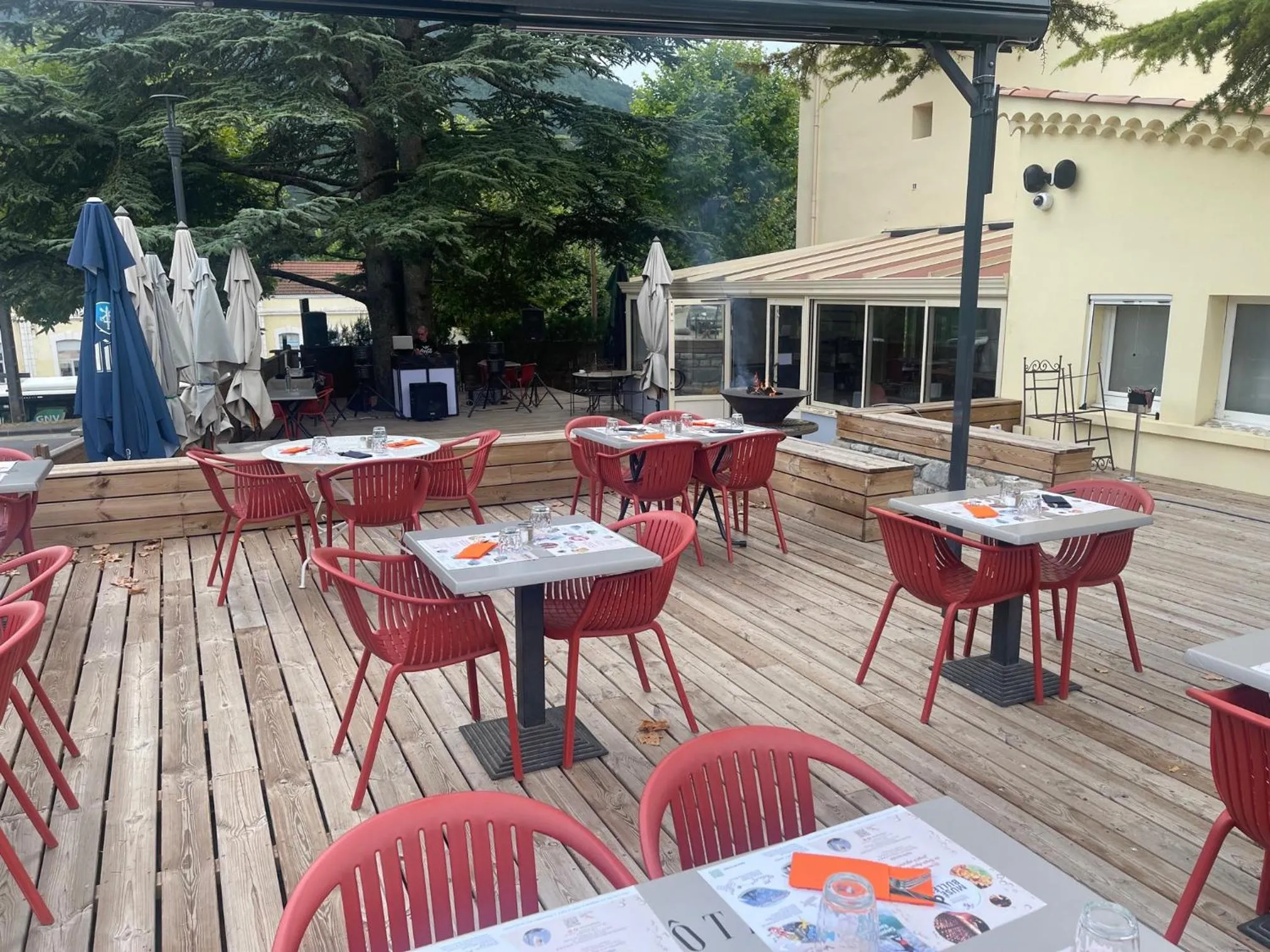 Patio in Logis Hotel & Restaurant Le Carnot