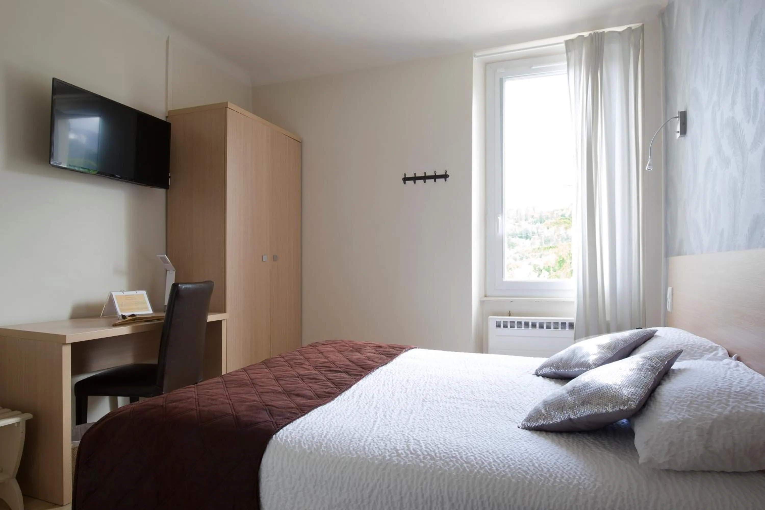 Bed in Logis Hotel & Restaurant Le Carnot