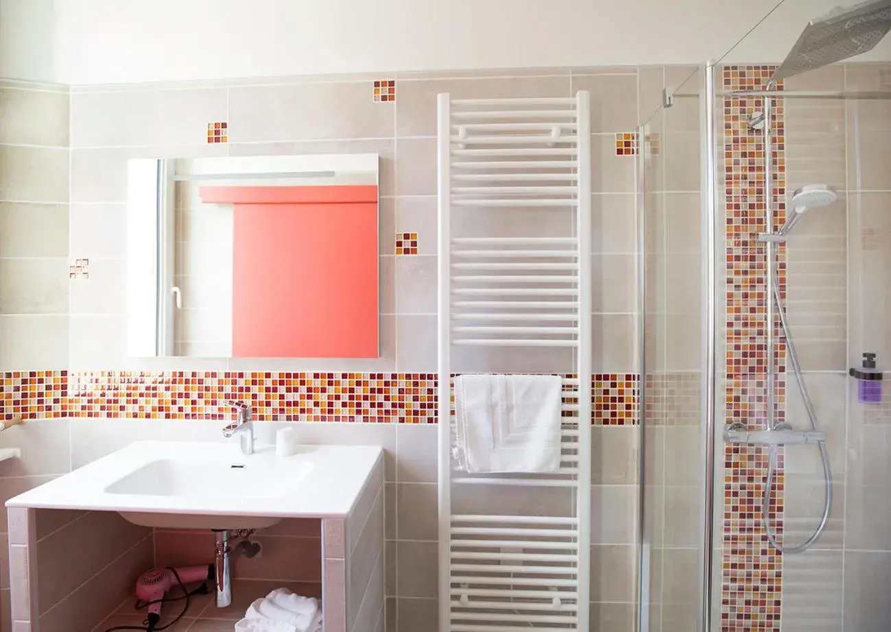Shower in Logis Hotel & Restaurant Le Carnot Shower in Logis Hotel & Restaurant Le Carnot