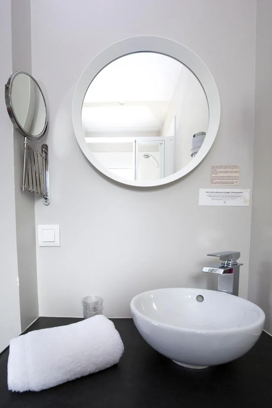 Bathroom in Logis Hotel & Restaurant Le Carnot