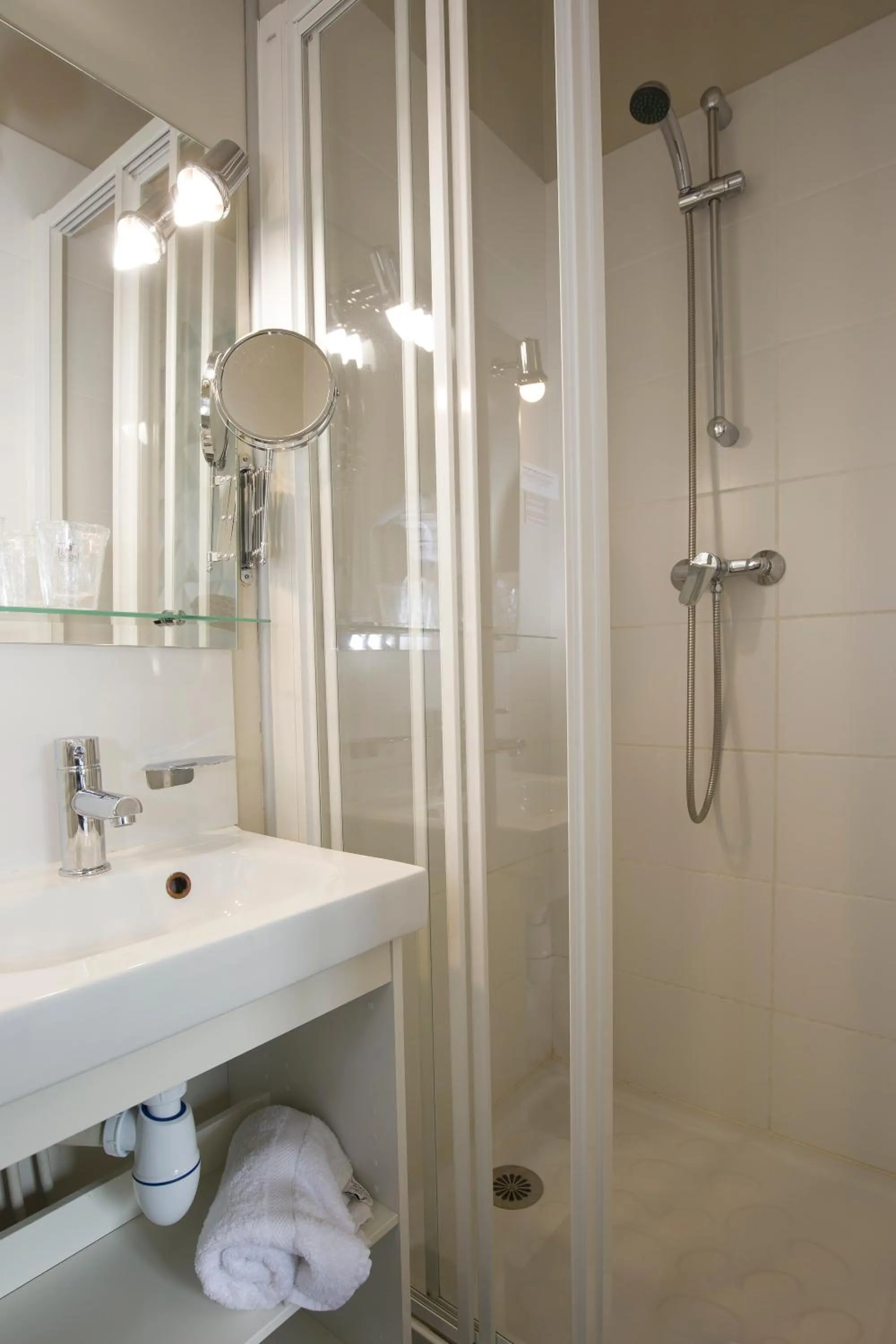 Shower in Logis Hotel & Restaurant Le Carnot