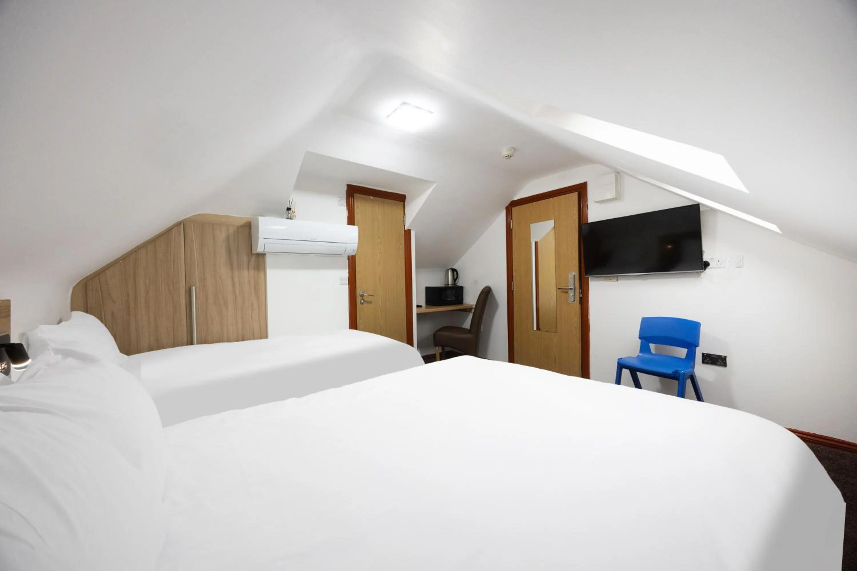 Bedroom, Bed in Arinza Hotel, London Ilford