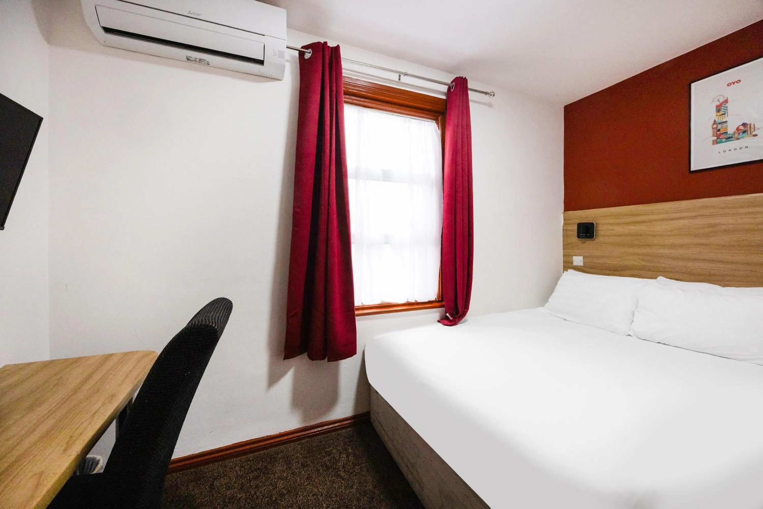 Bedroom, Bed in Arinza Hotel, London Ilford